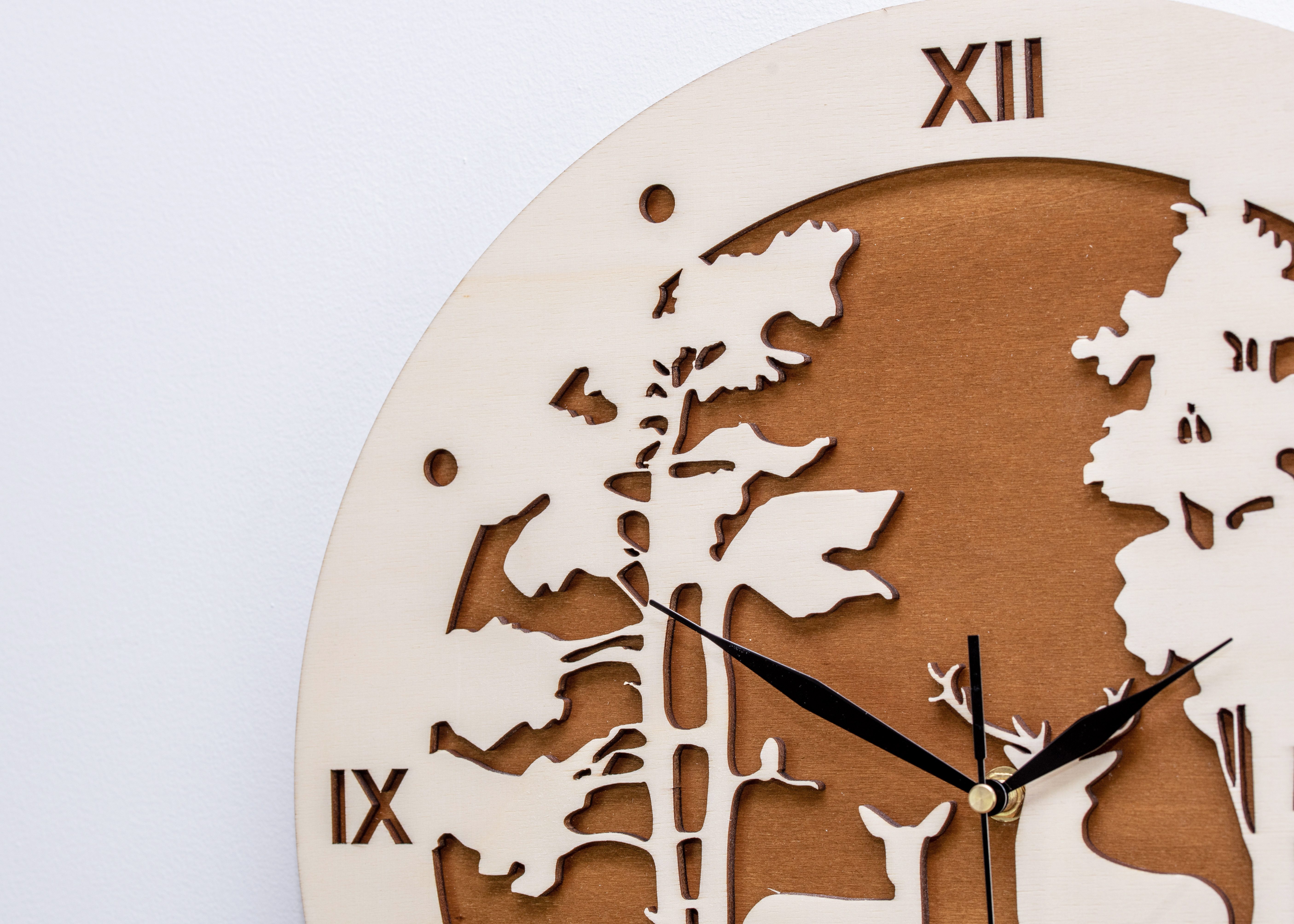 ORNAMENTI Wanduhr rustikal, skandinavisch, alpenländischer Stil, Hirsch, moderne, holz (hingucker Wanduhr, Handmade, ohne Ticken, Wanddeko, 3 Größen)