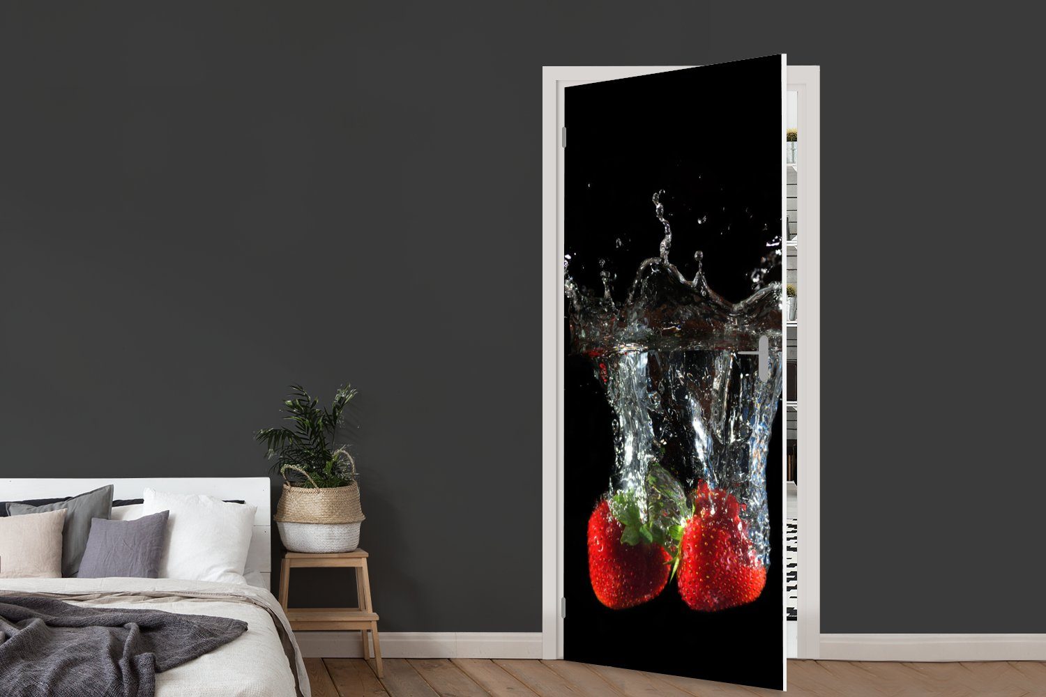 Tür, - Obst bedruckt, Erdbeeren Matt, Rot, cm für 75x205 - Türaufkleber, Türtapete (1 MuchoWow - St), - Fototapete Schwarz Wasser