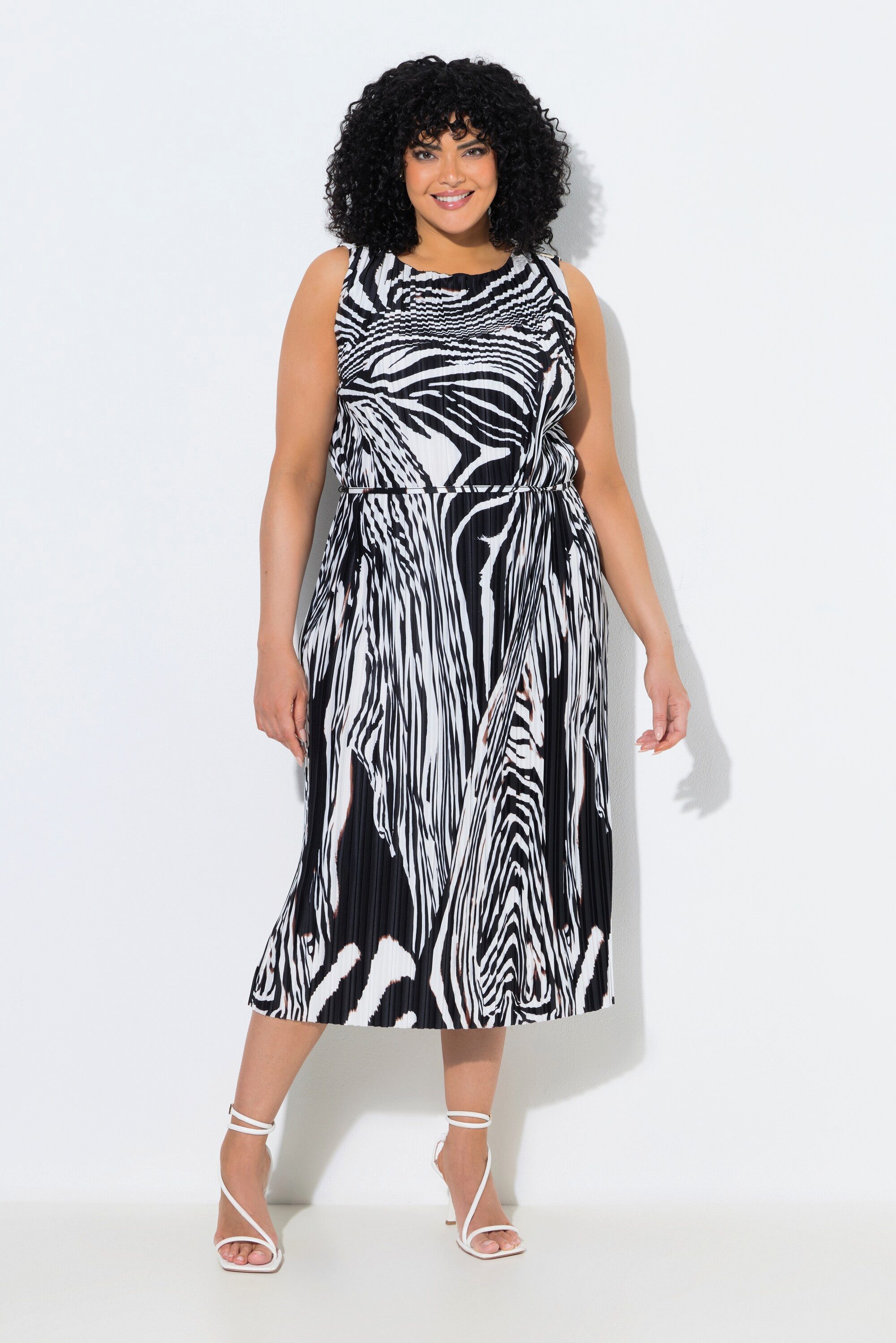 Ulla Popken Midikleid Midi-Plisseekleid Zebramuster Rundhals ärmellos
