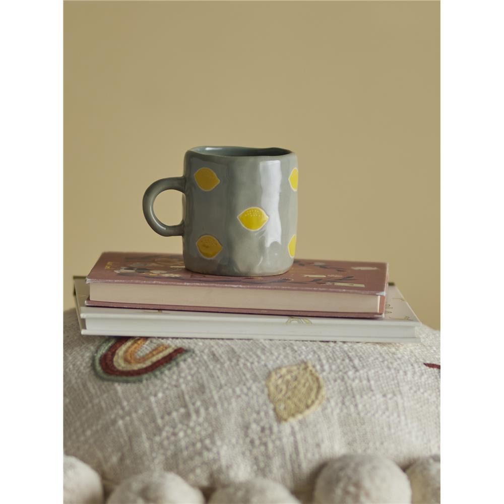 Bloomingville Tasse MINI Agnes Grün mit Zitronen, Steingut, Steingut, große Kindertasse, Teetasse, Unikat, Handbemalt, dänisches Design