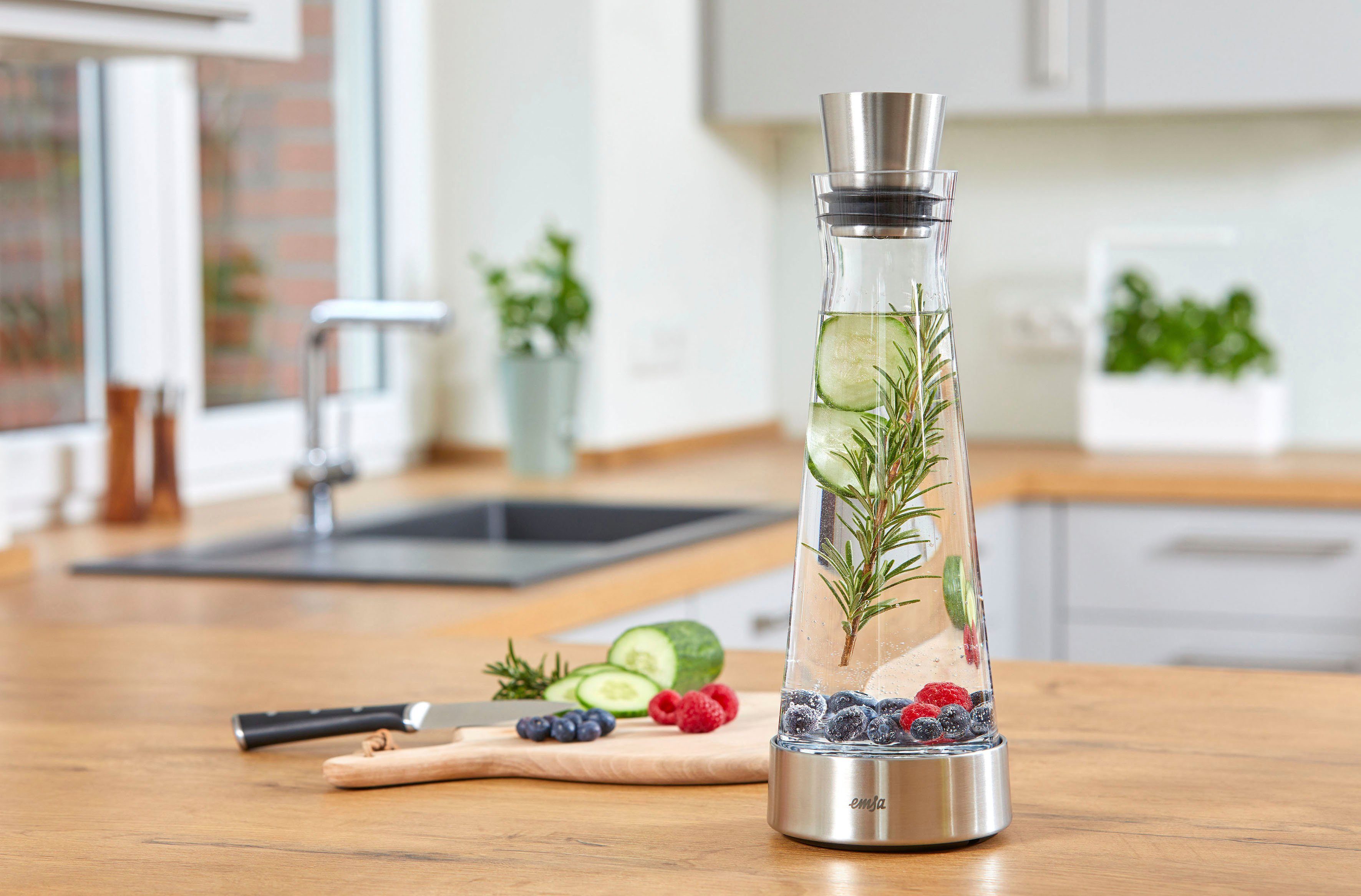 Emsa Karaffe FLOW Slim, mit integriertem Kühlpad hält Getränke bis zu 4 Stunden kühl