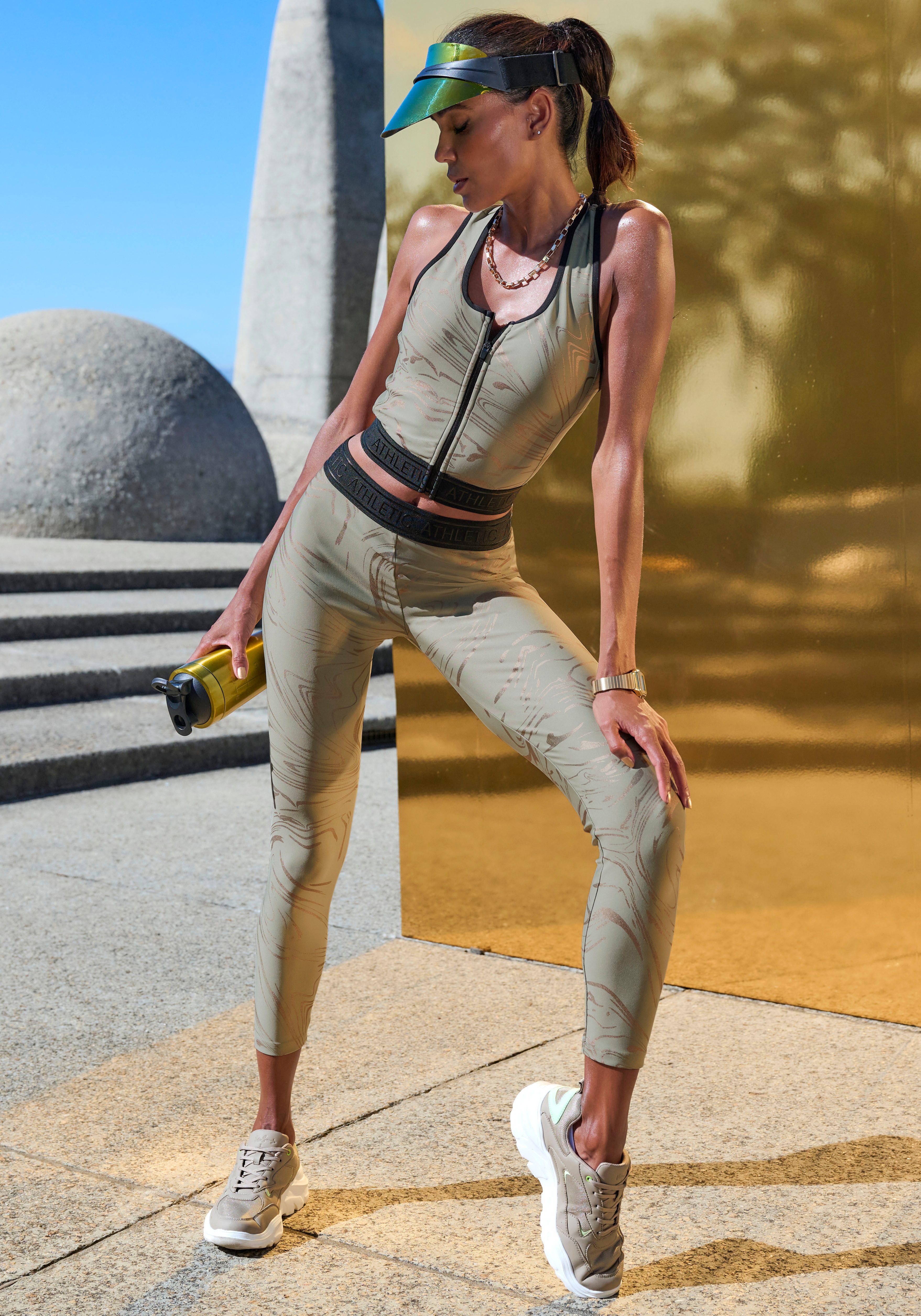 LASCANA ACTIVE Funktionstop Glänzender 3D Schriftzug auf dem Bund