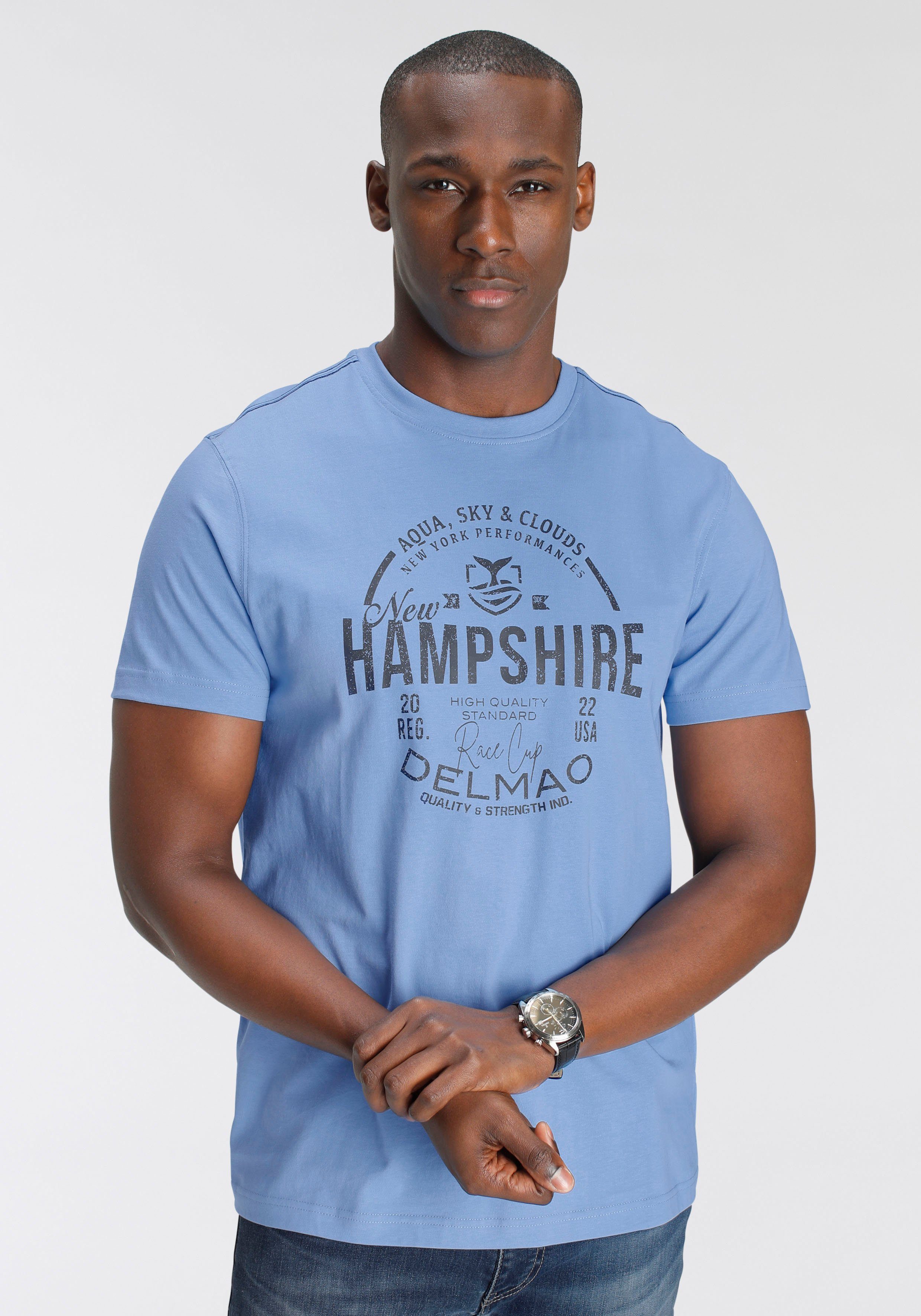 DELMAO T-Shirt mit Brustprint angenehme NEUE MARKE!, pflegleichte für anthrazit - melange) Baumwoll-Qualität/-(Mischung