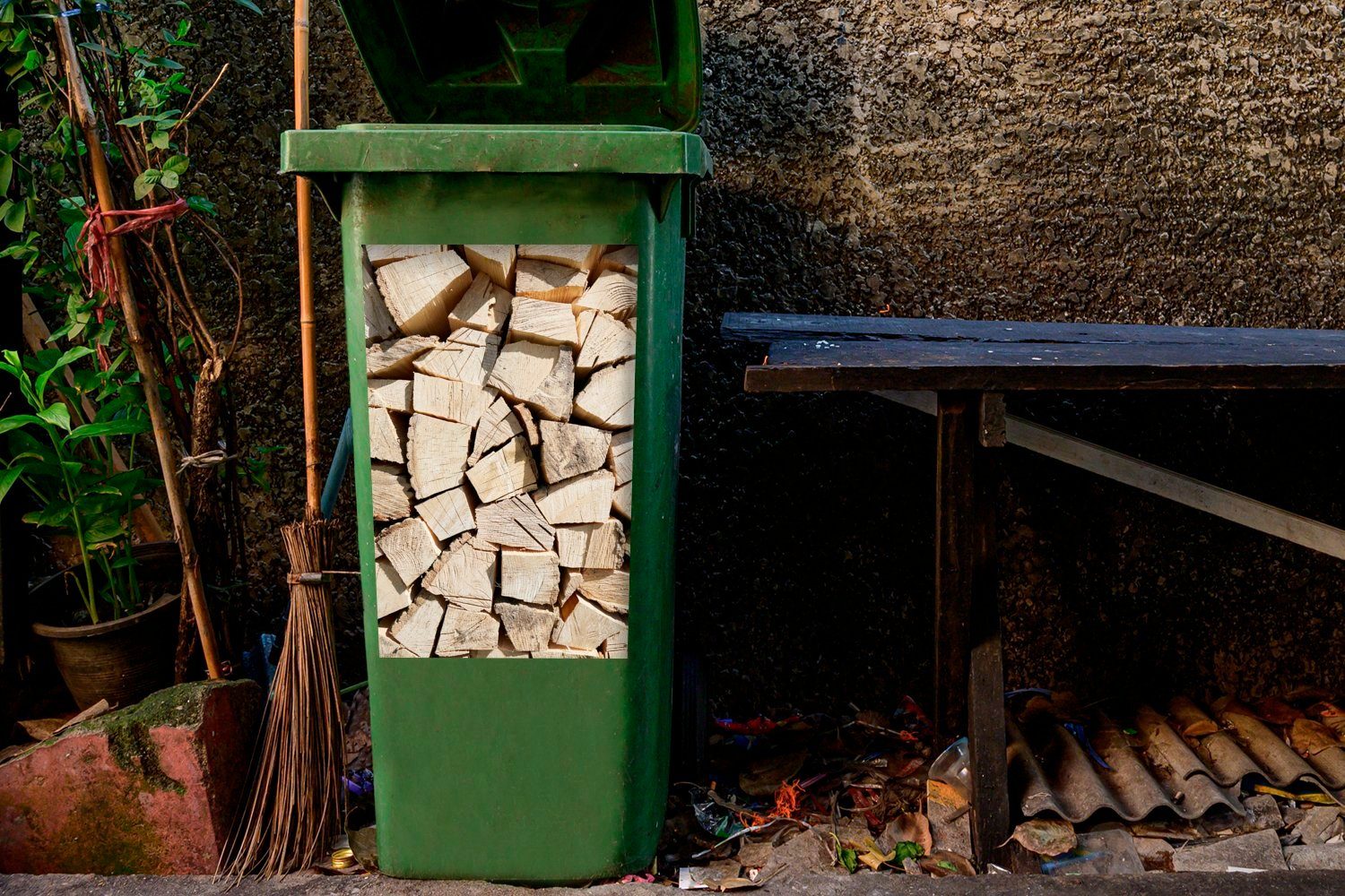 Mülleimer-aufkleber, (1 Sticker, Stapel Container, Mülltonne, St), Wandsticker Brennholz Abfalbehälter MuchoWow Ein