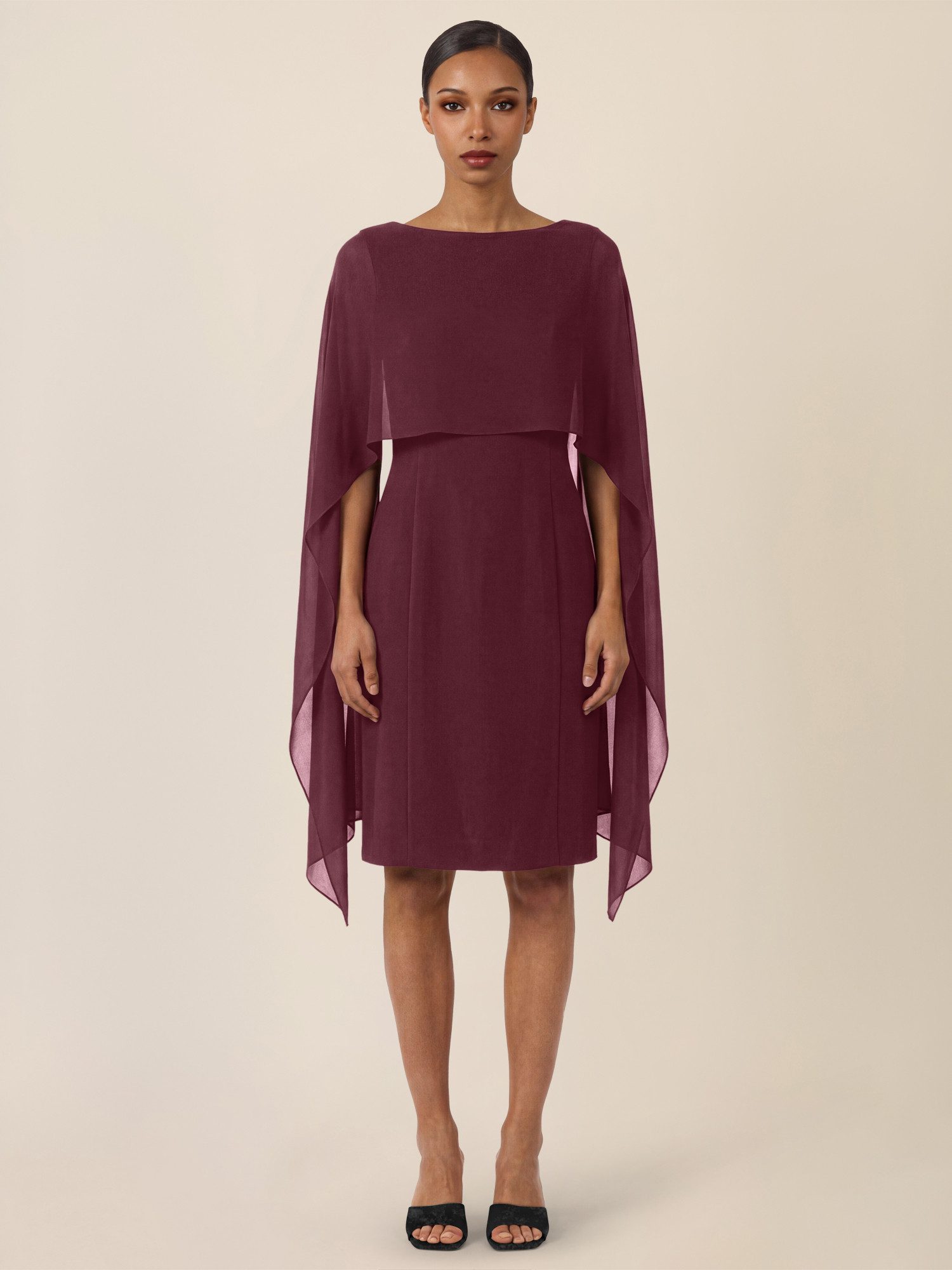 Apart Abendkleid mit fließendem Chiffon-Cape