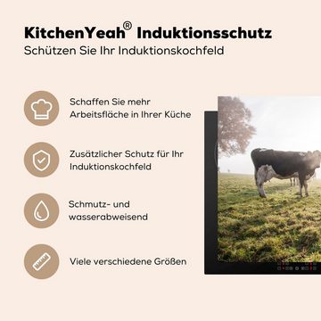 MuchoWow Herdblende-/Abdeckplatte Kuh - Gras - Nebel, Vinyl, (1 tlg), 77x51 cm, Ceranfeldabdeckung, Arbeitsplatte für küche