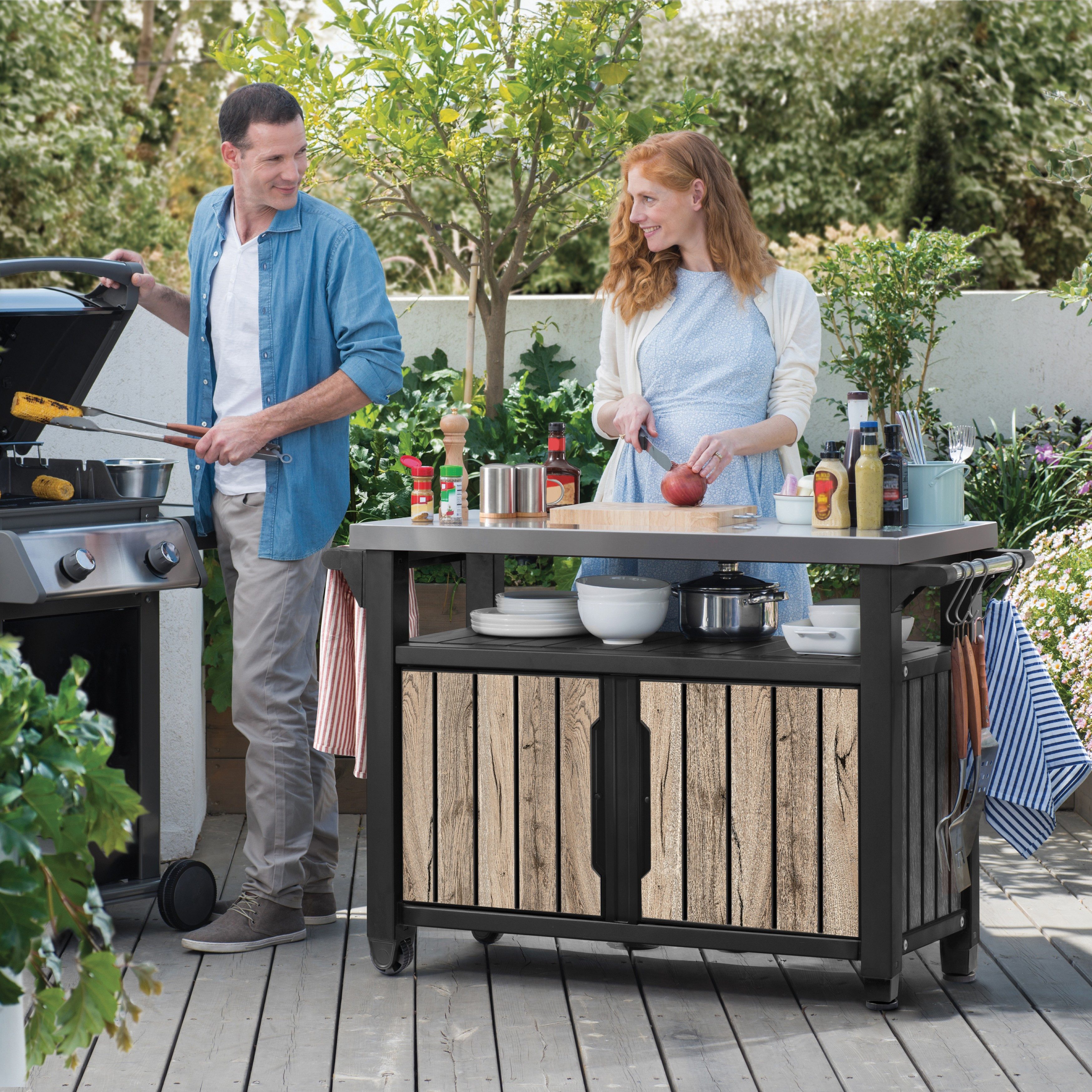 Keter Grillablagetisch UNITY XL in Holzoptik Pinie, aus Kunststoff mit Edelstahlplatte (mit Küchenrollenhalterung, Aufhängungen), abschließbar, UV- und witterun – Bild 3 von 5