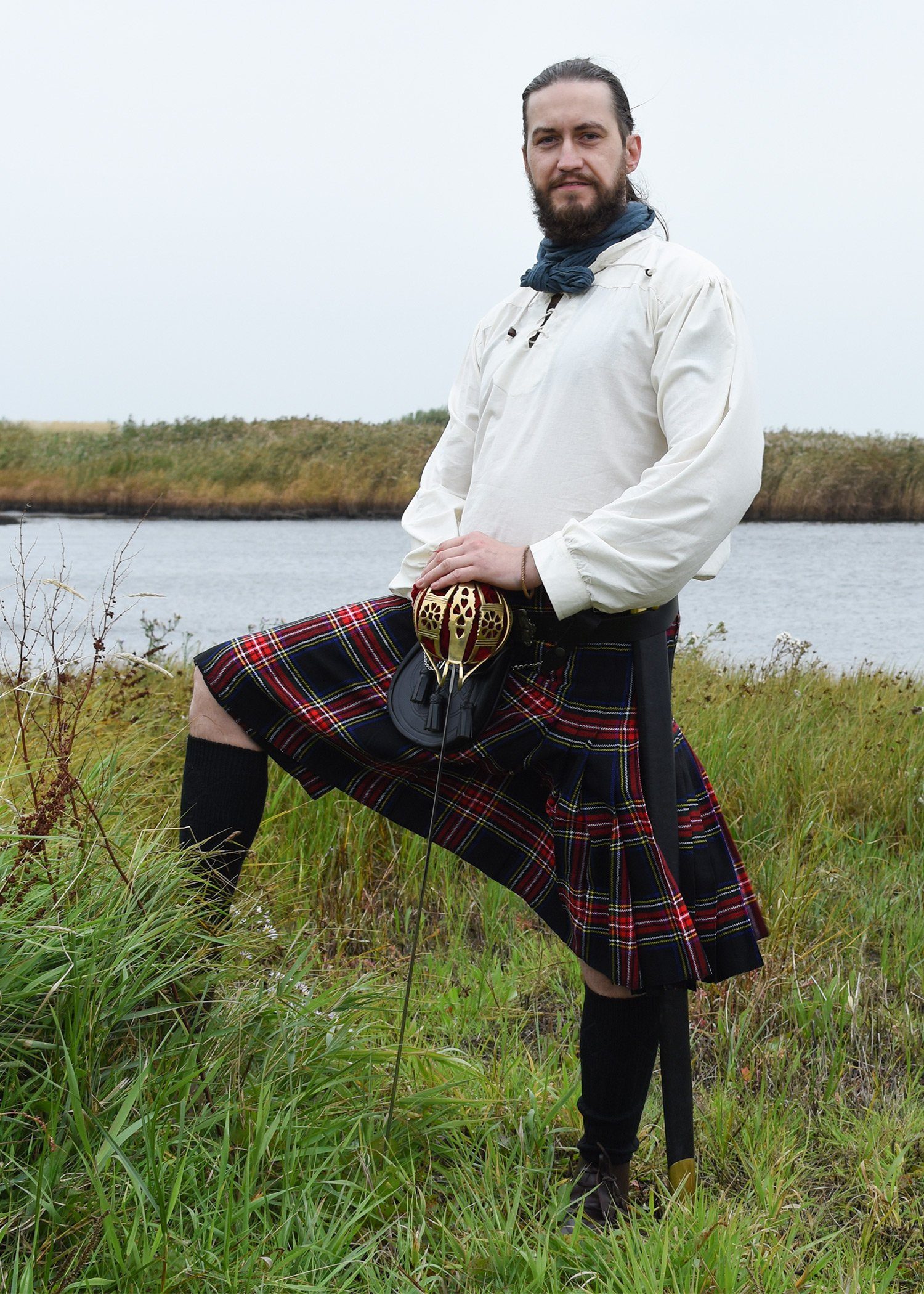 Battle Merchant Wikinger-Kostüm Schottenrock, 8 Yard Kilt,Black Stewart Tartan