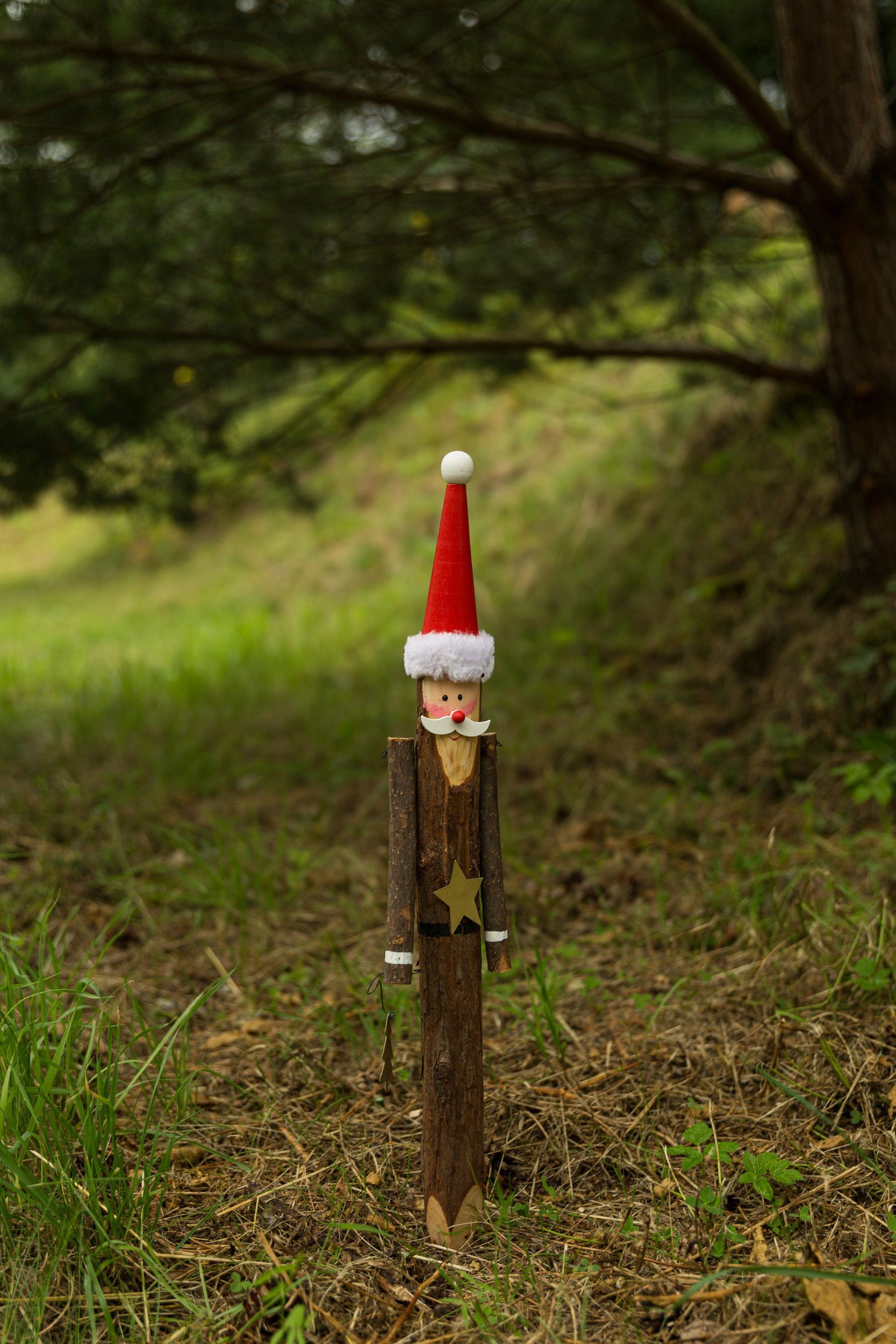 Wohnando Dekofigur Gartenstecker Weihnachtsmann aus Pinienholz, Draußen, Handgefertigt