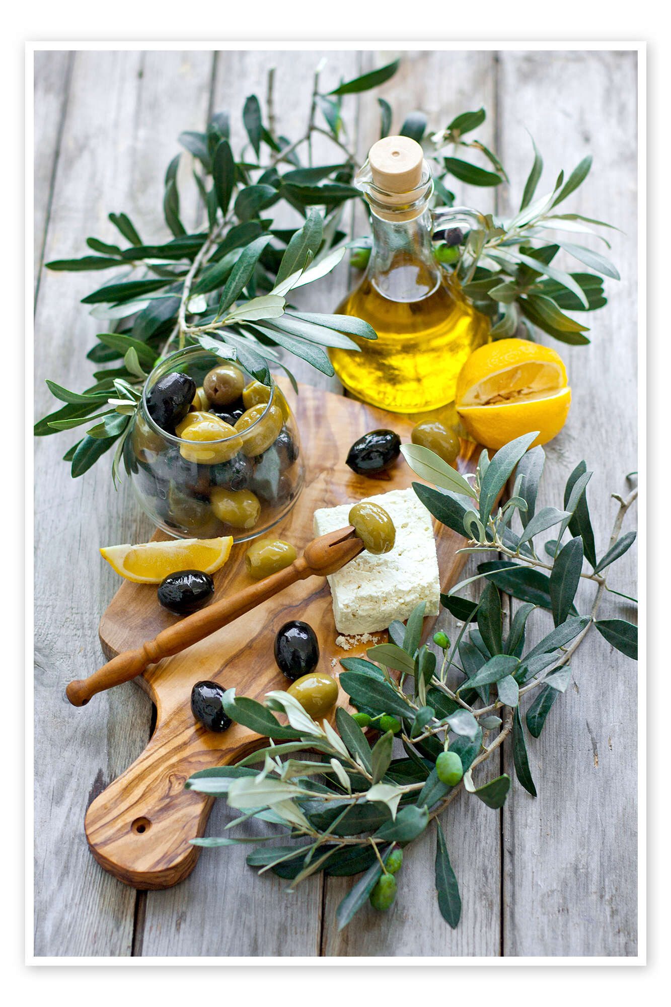 Posterlounge Плакат Editors Choice, Grüne und schwarze Oliven mit einer Flasche Olivenöl, Küche Mediterran Fotografie