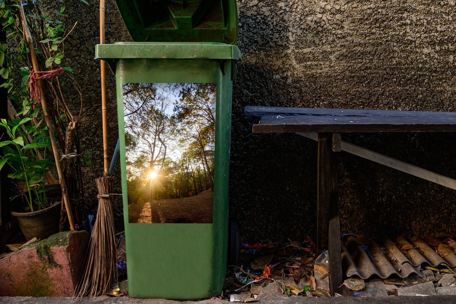 Rong (1 Mülleimer-aufkleber, geht Wald zwischen Die den Wandsticker St), des im Phu Bäumen MuchoWow Container, Sonne Sticker, Hin Abfalbehälter Mülltonne,