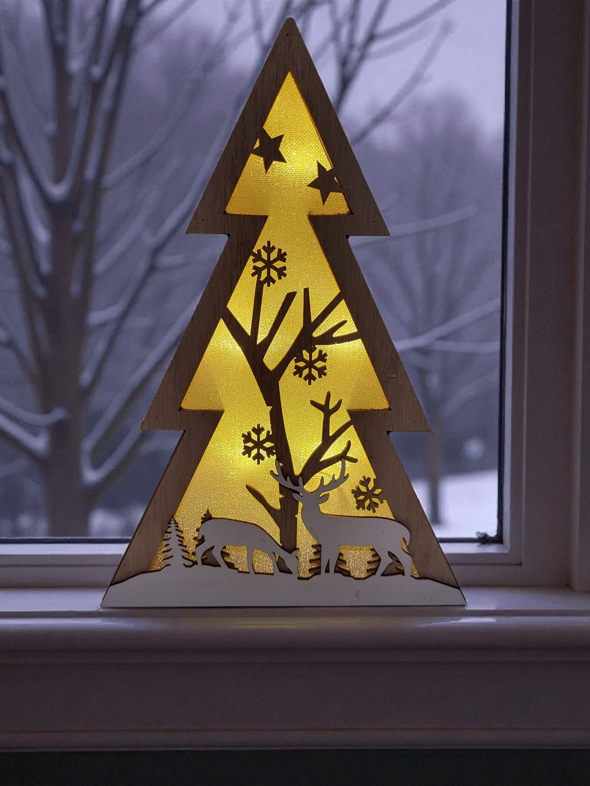 HSE24 LED-Dekofigur LED Weihnachtsbaum mit Rentier aus Holz – 30 x 21 x 3 cm