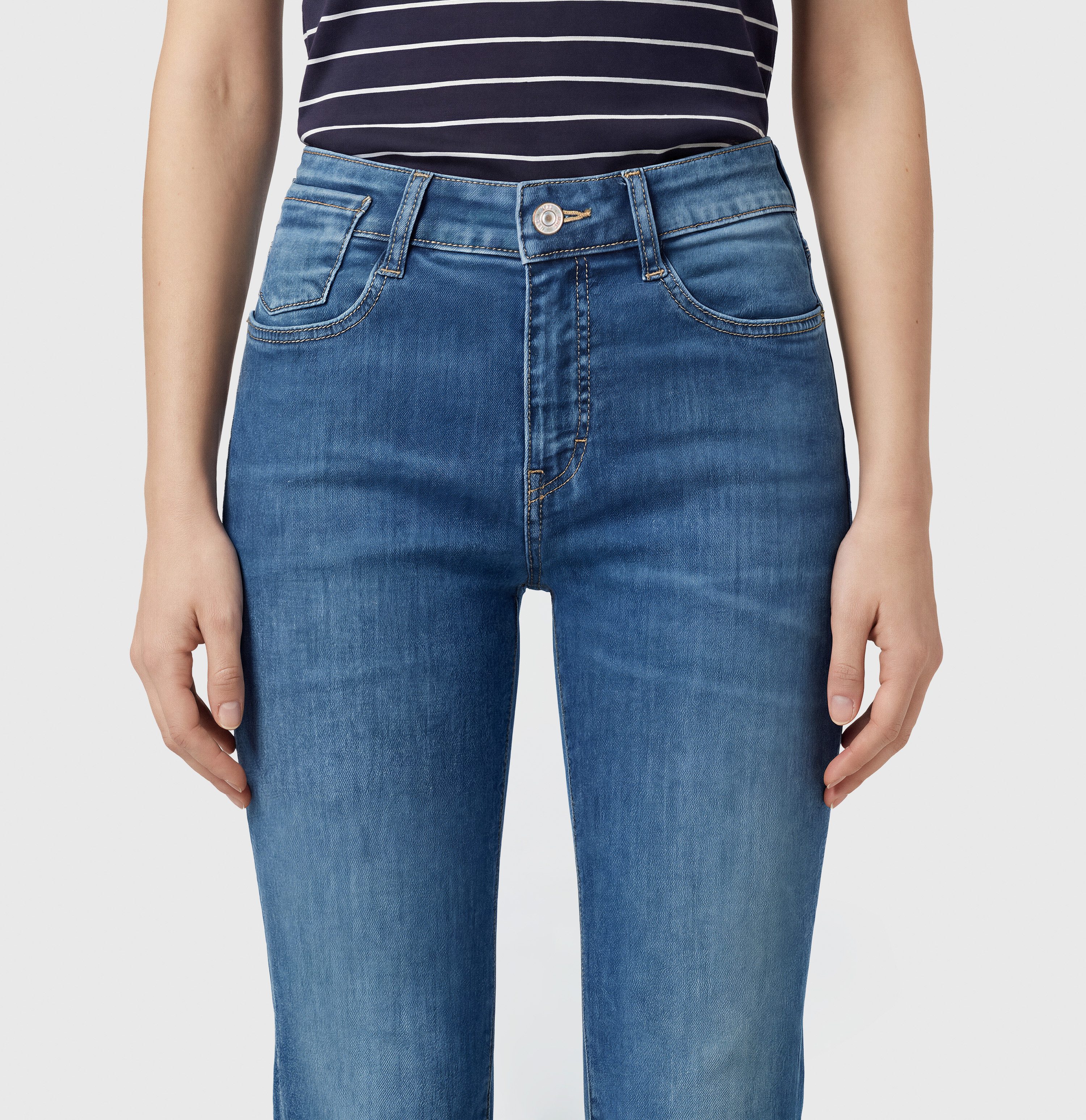MAC Bootcut-Jeans LAURA Figurformende Denim-Qualität
