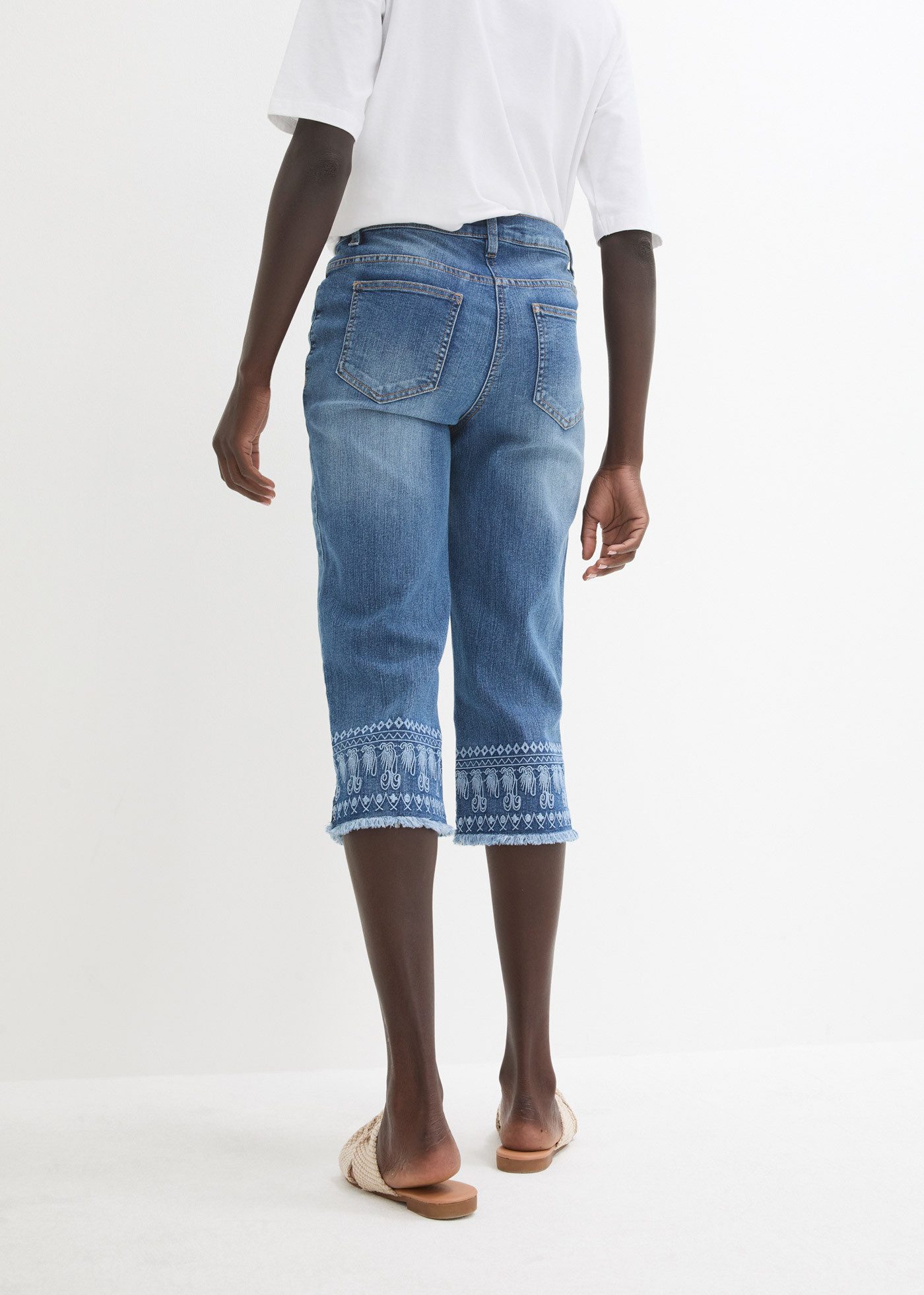 bonprix Caprijeans Slim Fit Passform, Capri-Länge, mit Stickerei