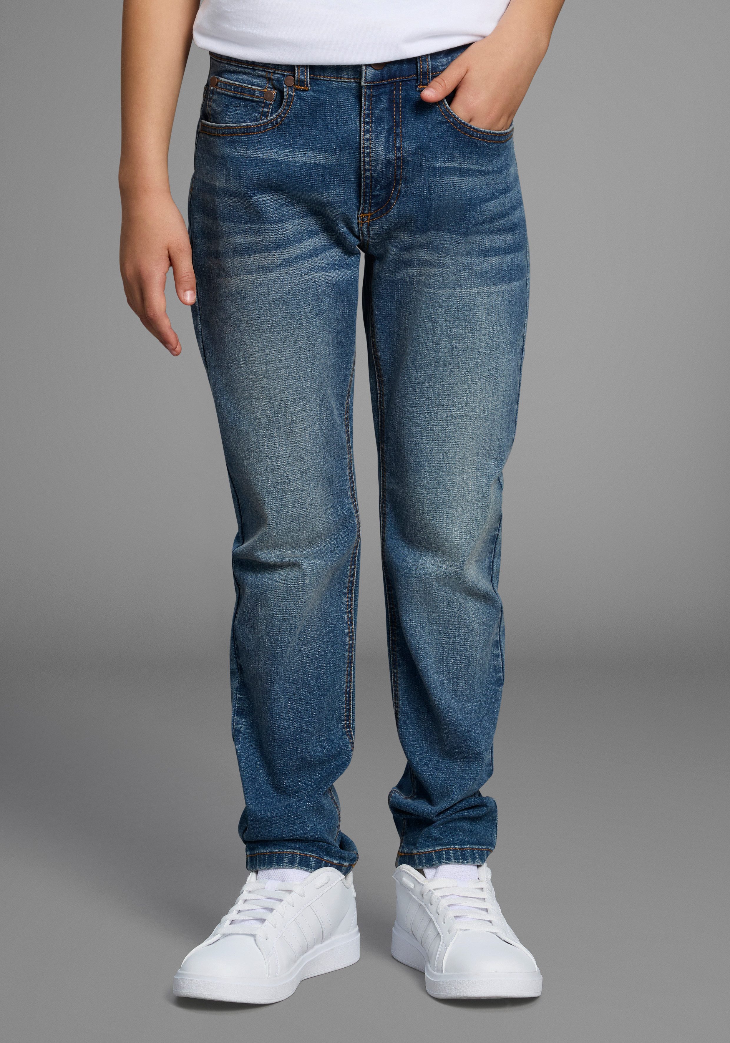 KIDSWORLD Straight-Jeans Gerade Stretchjeans Stretchjeans in authentischer Waschung