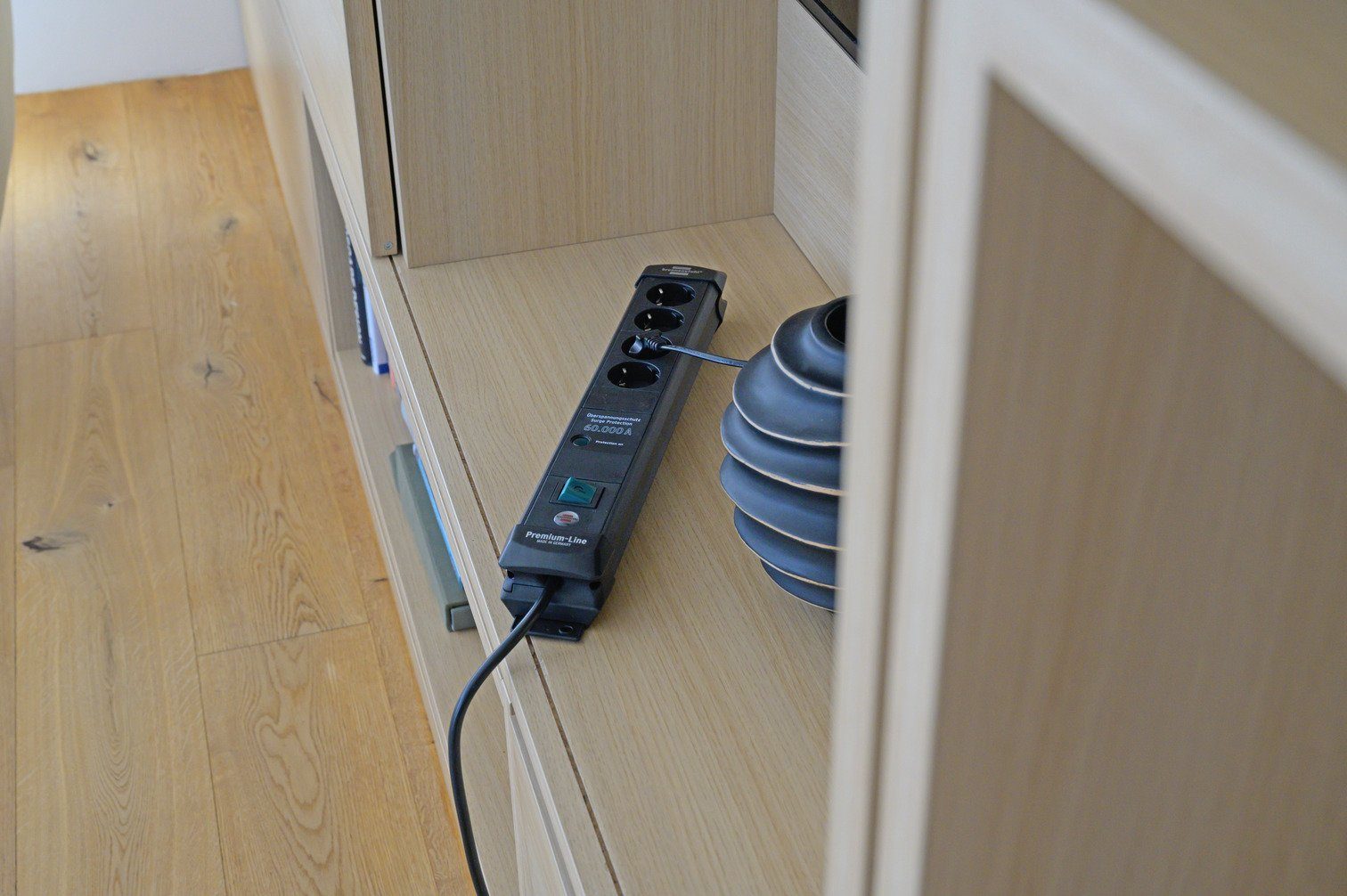 Brennenstuhl Premium-Line Steckdosenleiste 4-fach (Kabellänge 1,8 m), mit Überspannungsschutz bis zu 60.000A und Schalter
