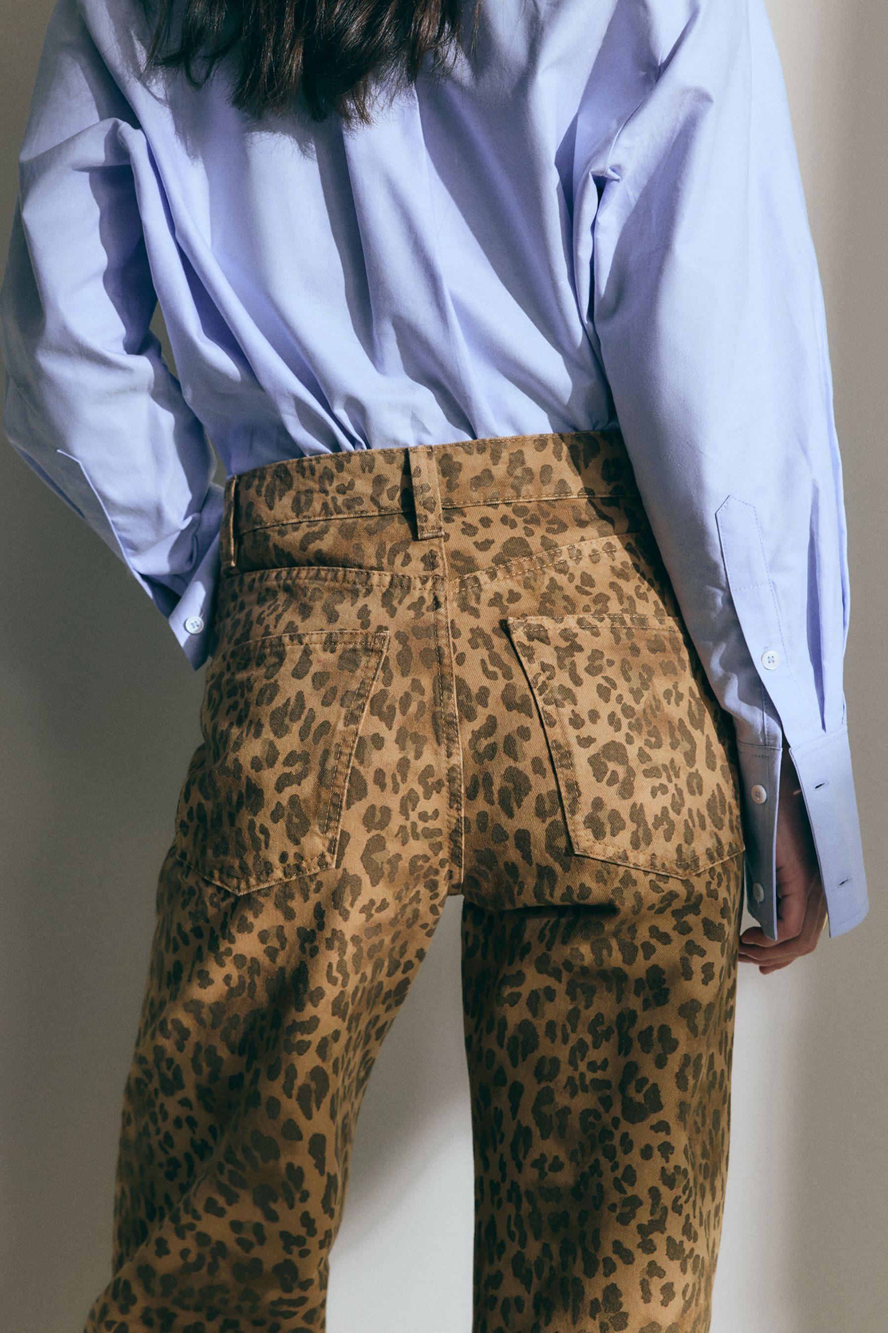 Bhoem Gerade Jeans BHOEM Jeans in Straight Fit mit Leopardenmuster (1-tlg)