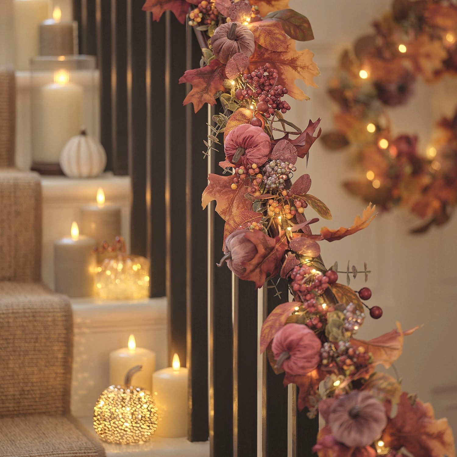 Lights4fun LED-Girlande 1,4 m LED-Herbstgirlande mit Samt-Kürbissen & 50 Mikro-LEDs in Herbstf