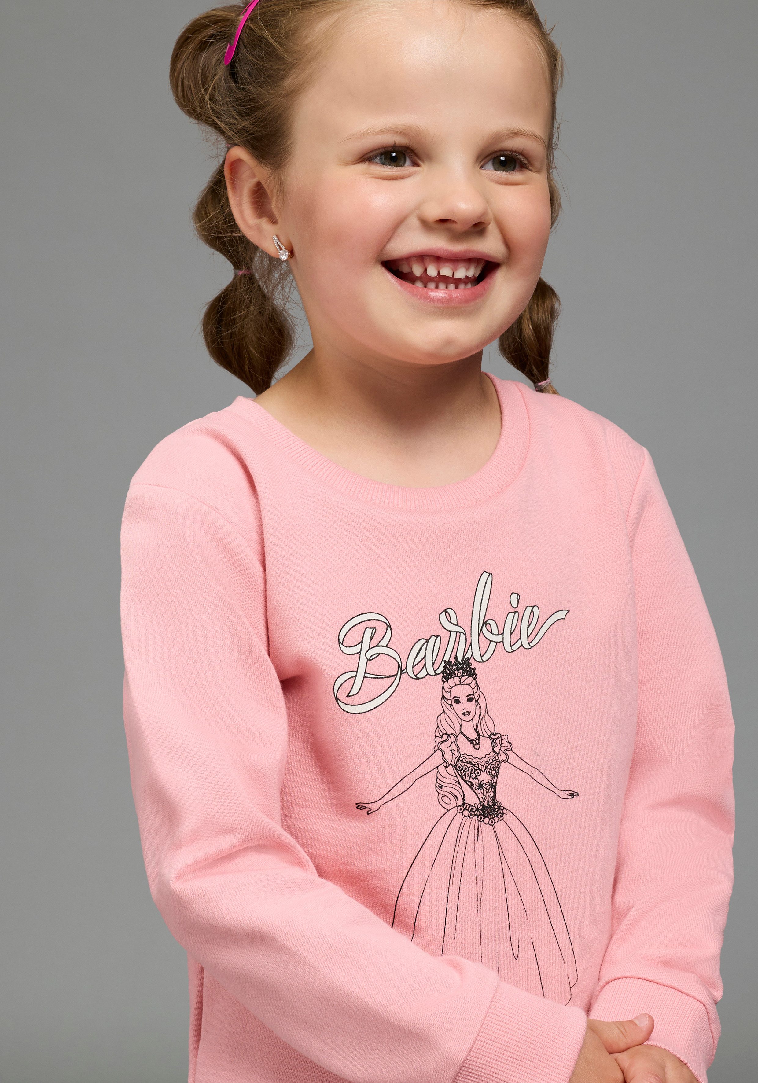 KIDSWORLD Sweatshirt BARBIE Glitzerdruck Sweatshirt, Mattel BARBIE Nussknacker Sweat mit Glitzerprint, langärmlig, Basic-Passform – Bild 3 von 5