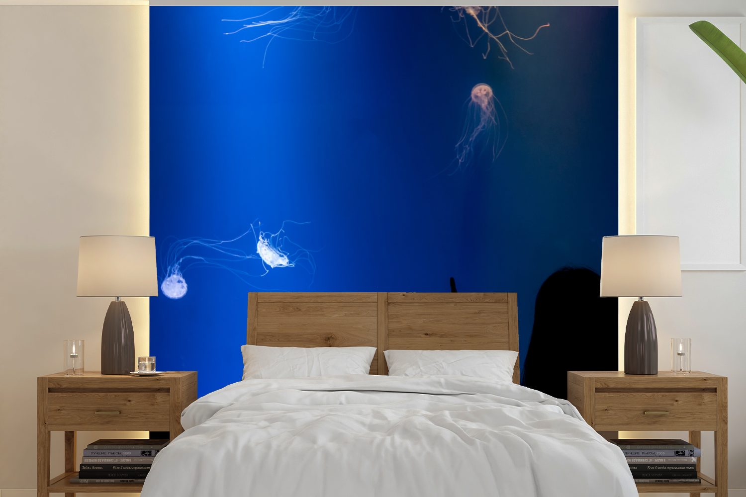 Qualle, Tapete bedruckt, (5 Ein Fototapete eine Wandtapete Wohnzimmer betrachtet Mädchen oder MuchoWow St), für Schlafzimmer, Matt, blaue Vinyl