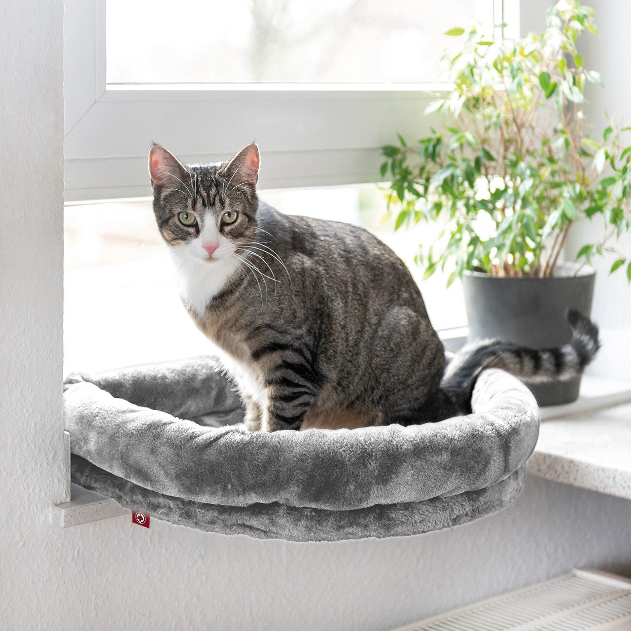 Canadian Cat Company Katzenliege LOVESEAT Fensterbett, hellgrau, ca. 55x47x7cm, Katzenliege für die Fensterbank, einfache Befestigung