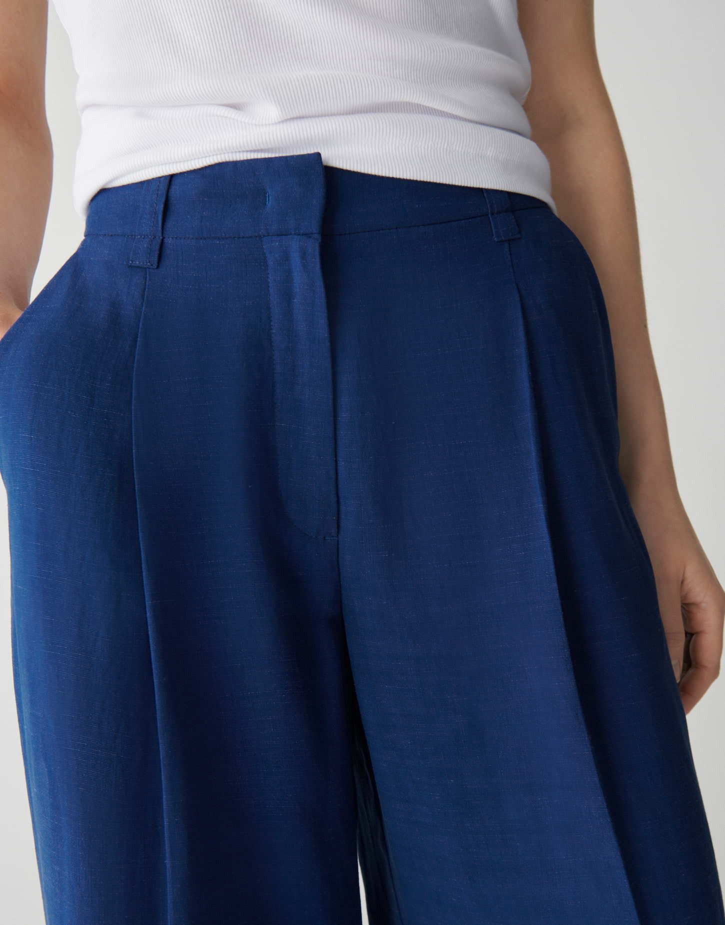 OPUS PANTS Bundfaltenhose Moira bloom aus weicher Webware mit Leinenstruktur Praktische Taschen runden den entspannten Look ab – Bild 4 von 5