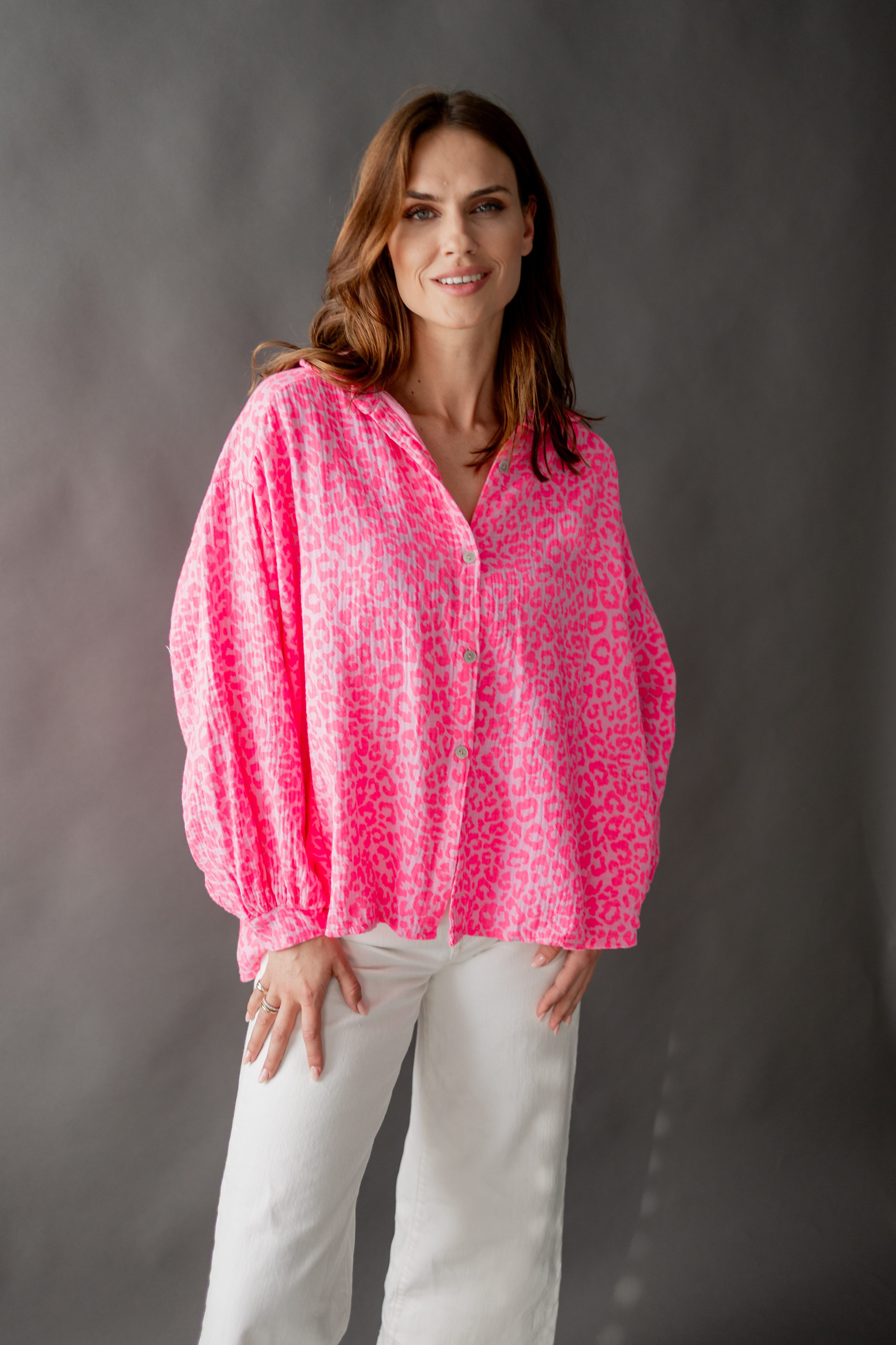von Herzen Langarmbluse Kurze Musselinbluse "Pink Leo" – 100% Baumwolle – Animalprint