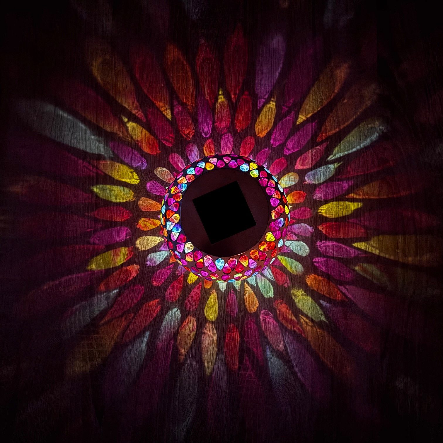 Online-Fuchs Außen-Tischleuchte XL Solar Lampen mit dekorativem Mosaik-Muster - Gartendeko für außen, warmweiß oder seichter Farbwechsel wählbar, 15 cm groß, Mosaik-Muster für stimmungsvolle Lichtakzente