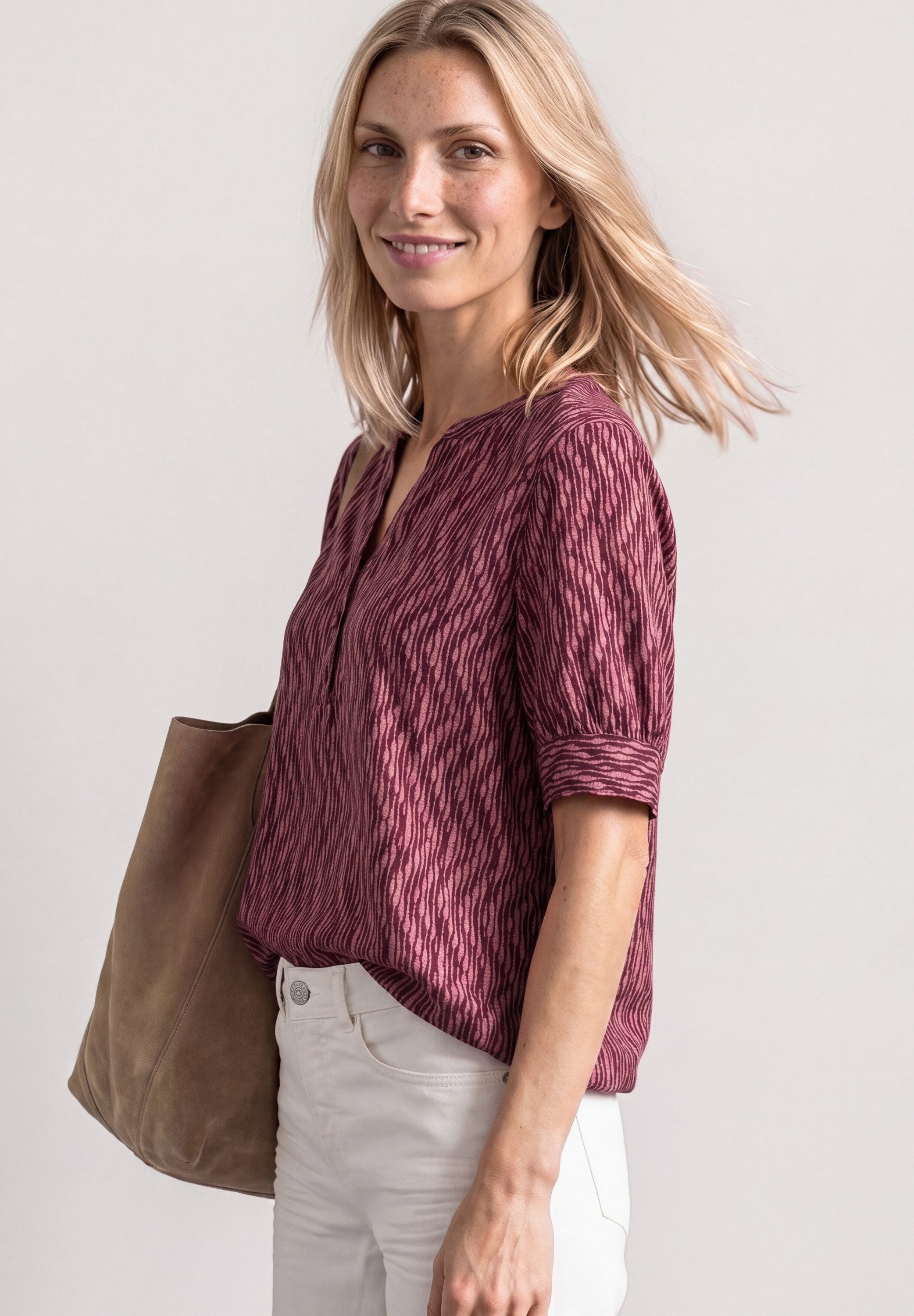 STREET ONE Kurzarmbluse Kurze Sommerbluse mit Allover-Print und Splitneck