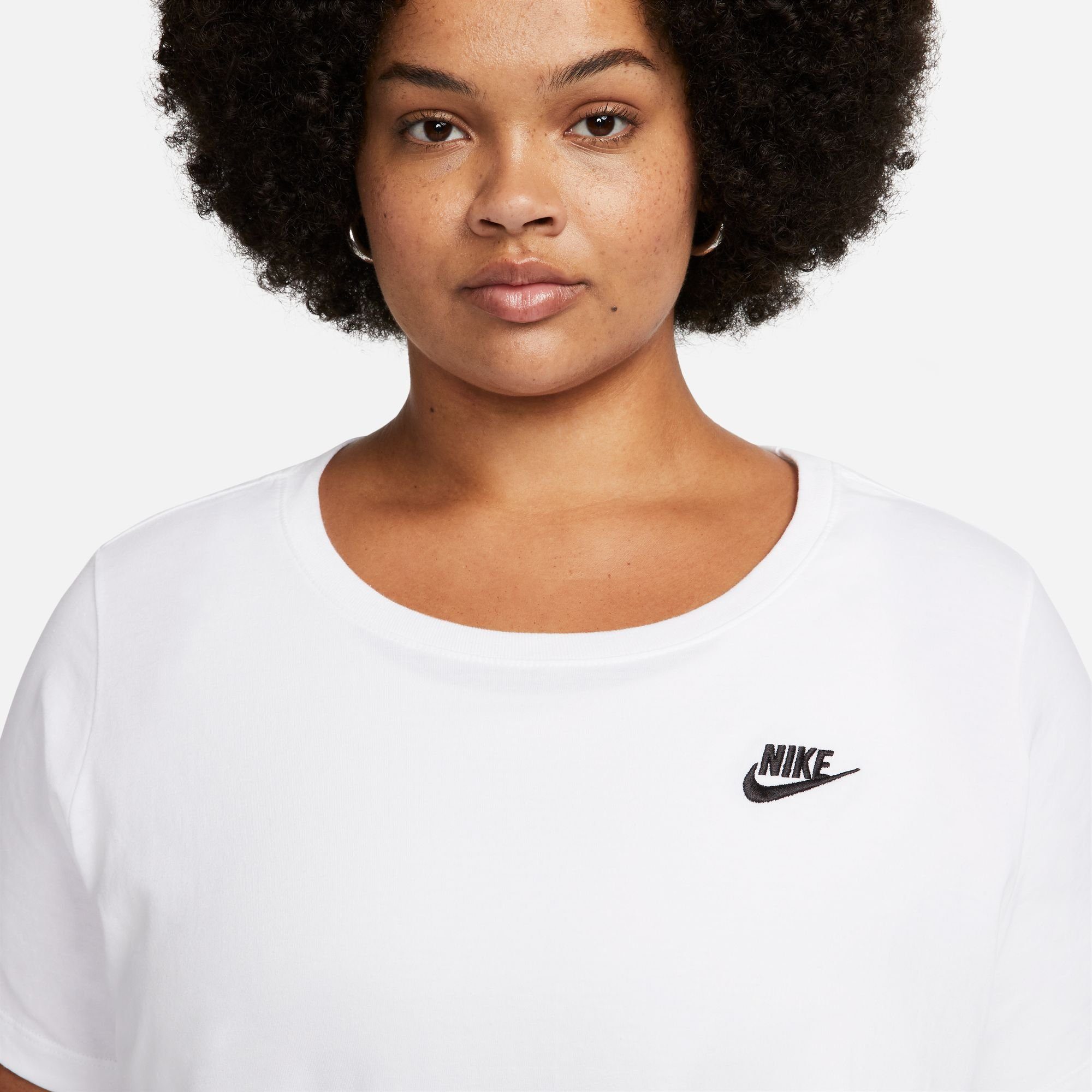 Nike Sportswear T-Shirt CLUB ESSENTIALS WOMEN'S T-SHIRT (PLUS SIZE) etwas weiterer Schnitt, kürzere Länge am Body, sportlicher Stil