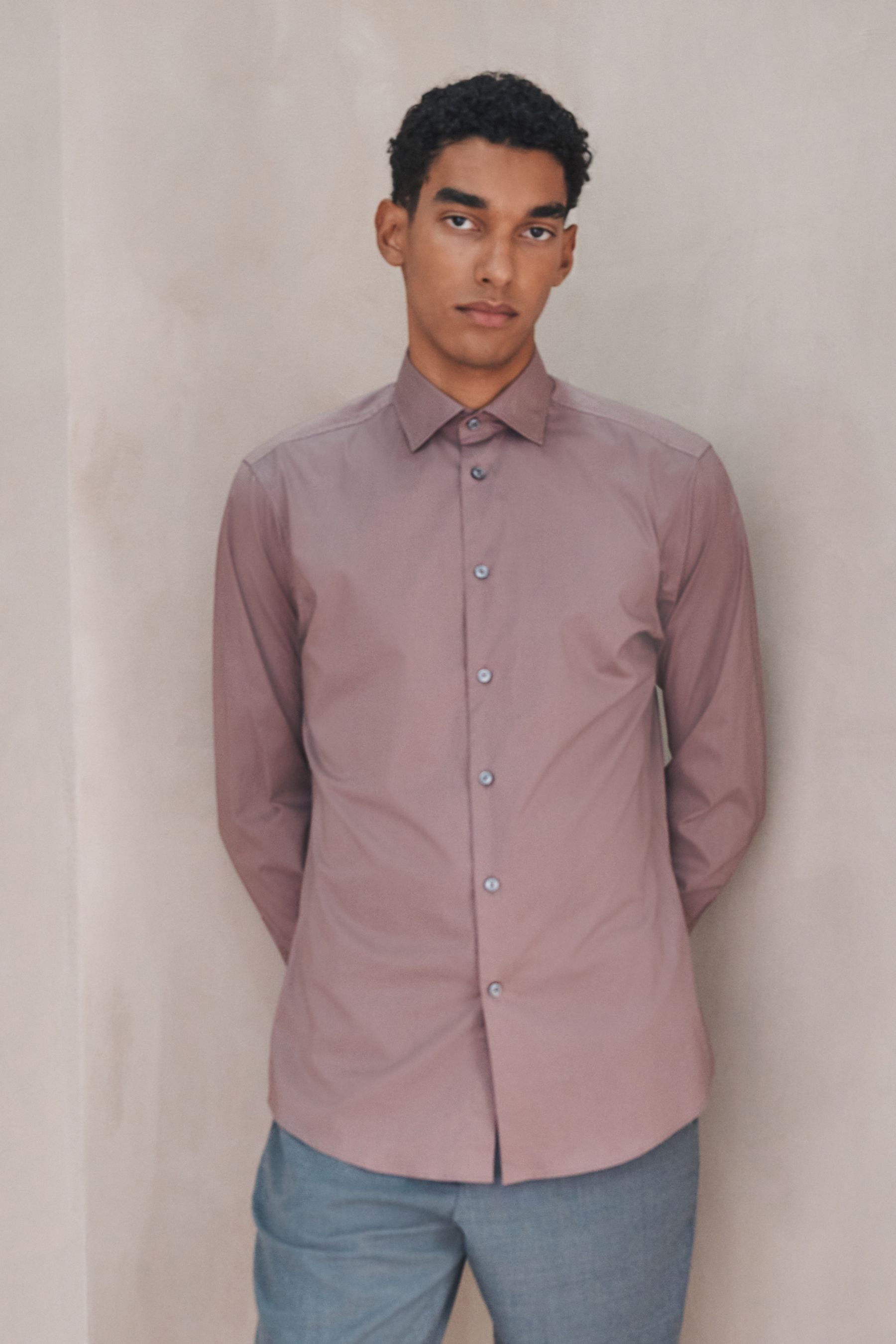Next Langarmhemd Langärmeliges Slim Fit Hemd aus Baumwollstretch (1-tlg)