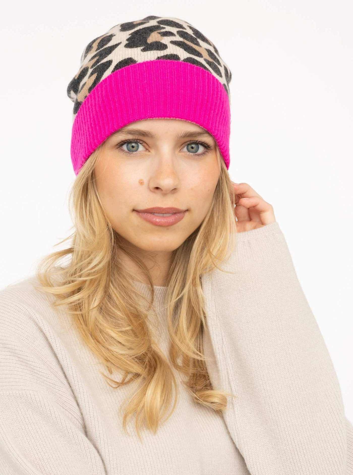 Zwillingsherz Strickmütze 100% Cashmere Mütze Leo bedruckt mit Kontrast