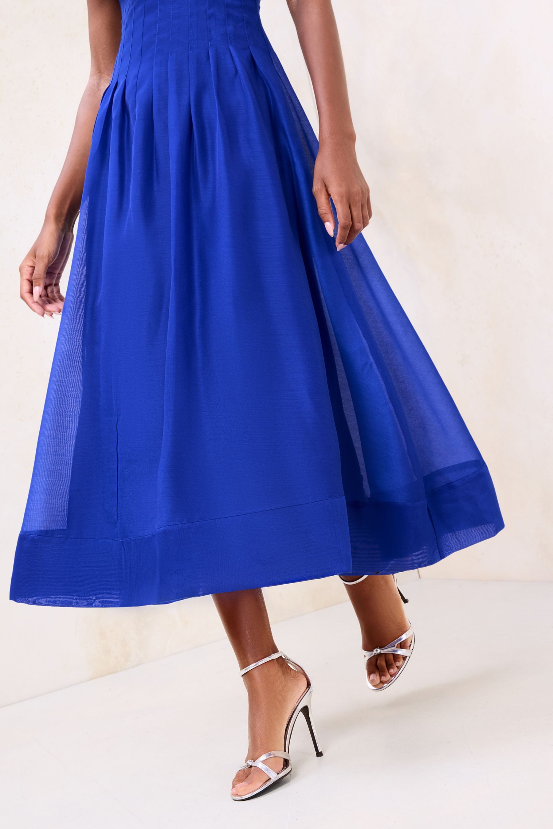 LIPSY Maxikleid Lipsy tailliertes Maxikleid, V-Ausschnitt, Regular (1-tlg)