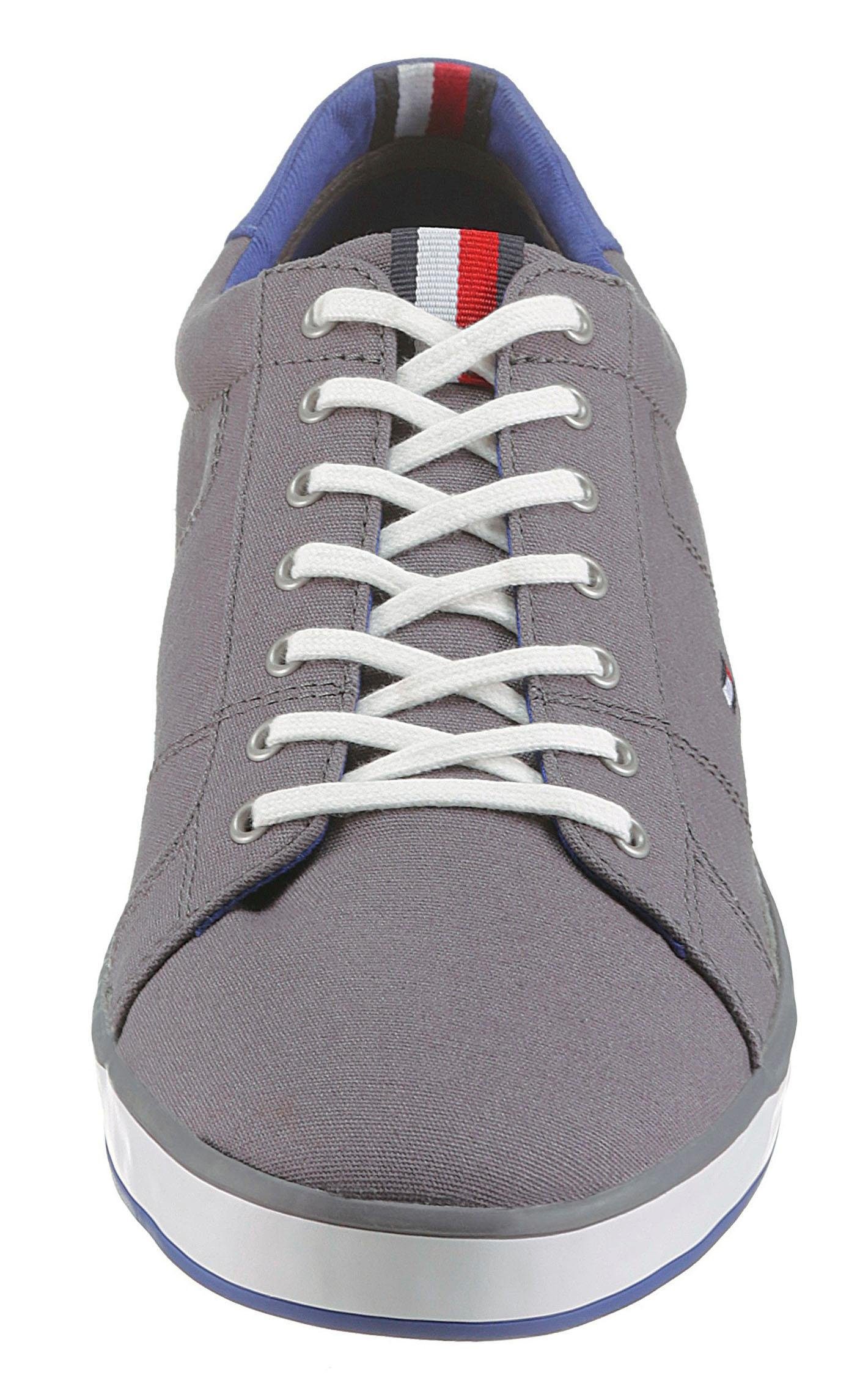 Tommy Hilfiger H2285ARLOW 1D Sneaker, Freizeitschuh, Halbschuh, Schnürer mit seitlicher Flaggen-Stickerei. Reduzierter Preis € 58,95. Unverbindliche Preisempfehlung € 69,90
