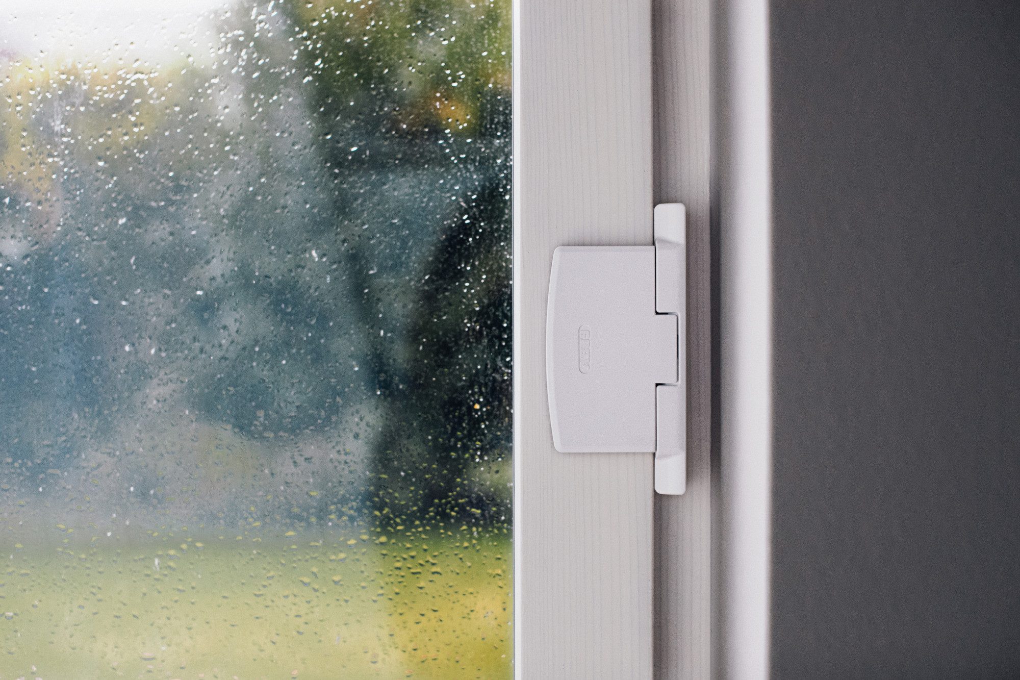 ABUS Fensterzusatzschloss Scharnierseitensicherung FAS97, Automatische Verriegelung, Weiß, VdS-und DIN-anerkannt, Druckwiderstand über 1 Tonne, SKG*** geprüft