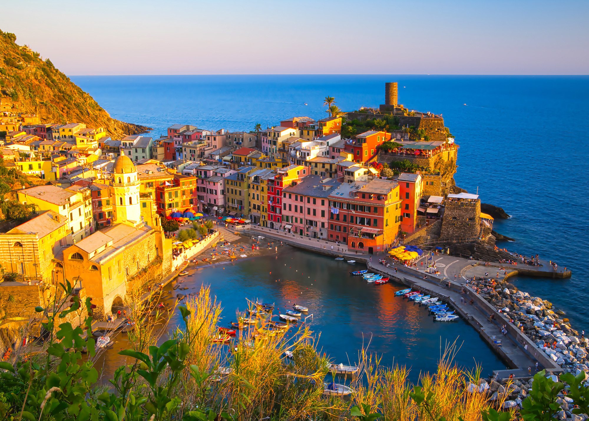Rasch Fototapete Mediterrane Küstenstadt mit Hafen - Vliestapete Braun Blau, bedruckt, (1 Rolle, 1 St., Kollektion 'Magicwalls' - 2,65 m x 3,71 m), Lichtbeständige Farben - Feucht abwischbar - Restlost abziehbar