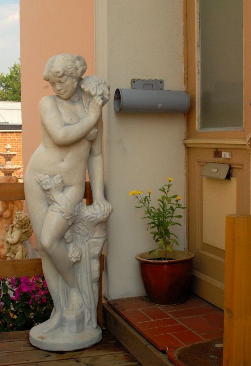 Casa Padrino Skulptur Große Jugendstil Skulptur Frau mit Blume Antik Stil 40 x H 140 cm Antikstil Grau - Barock Gartendeko - Schwer und Massiv