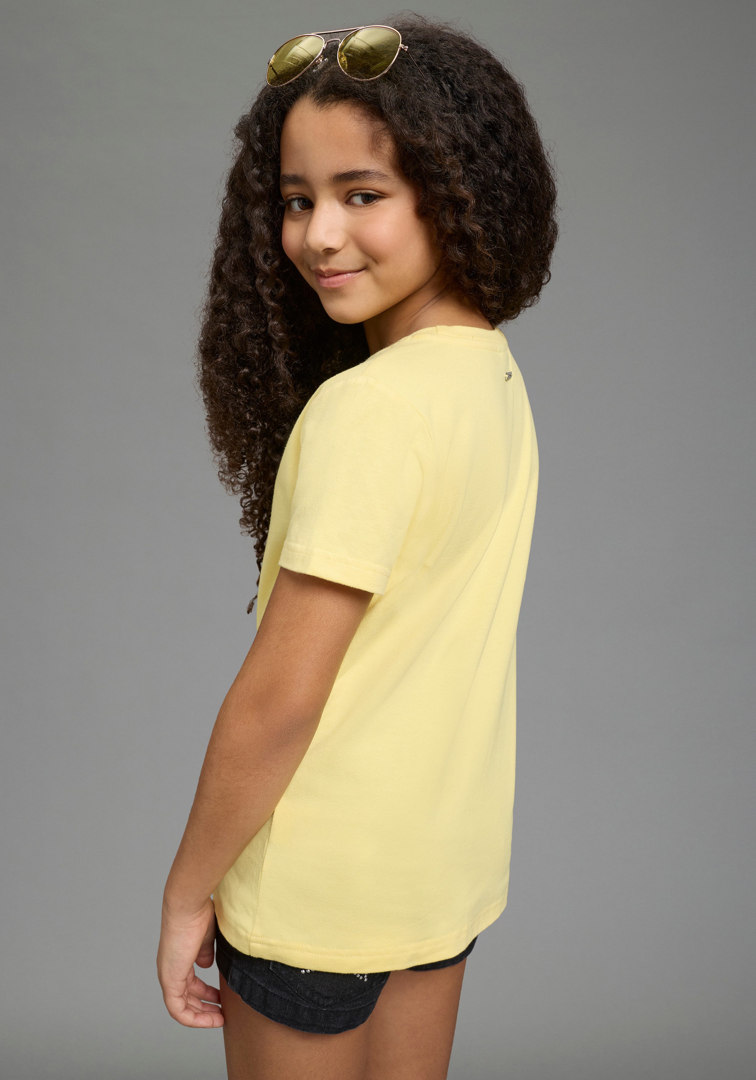 Bruno Banani T-Shirt Banani Paillettenshirt für modische Girls modische Basic-Passform, Kurzarm, mit Pailletten und Print