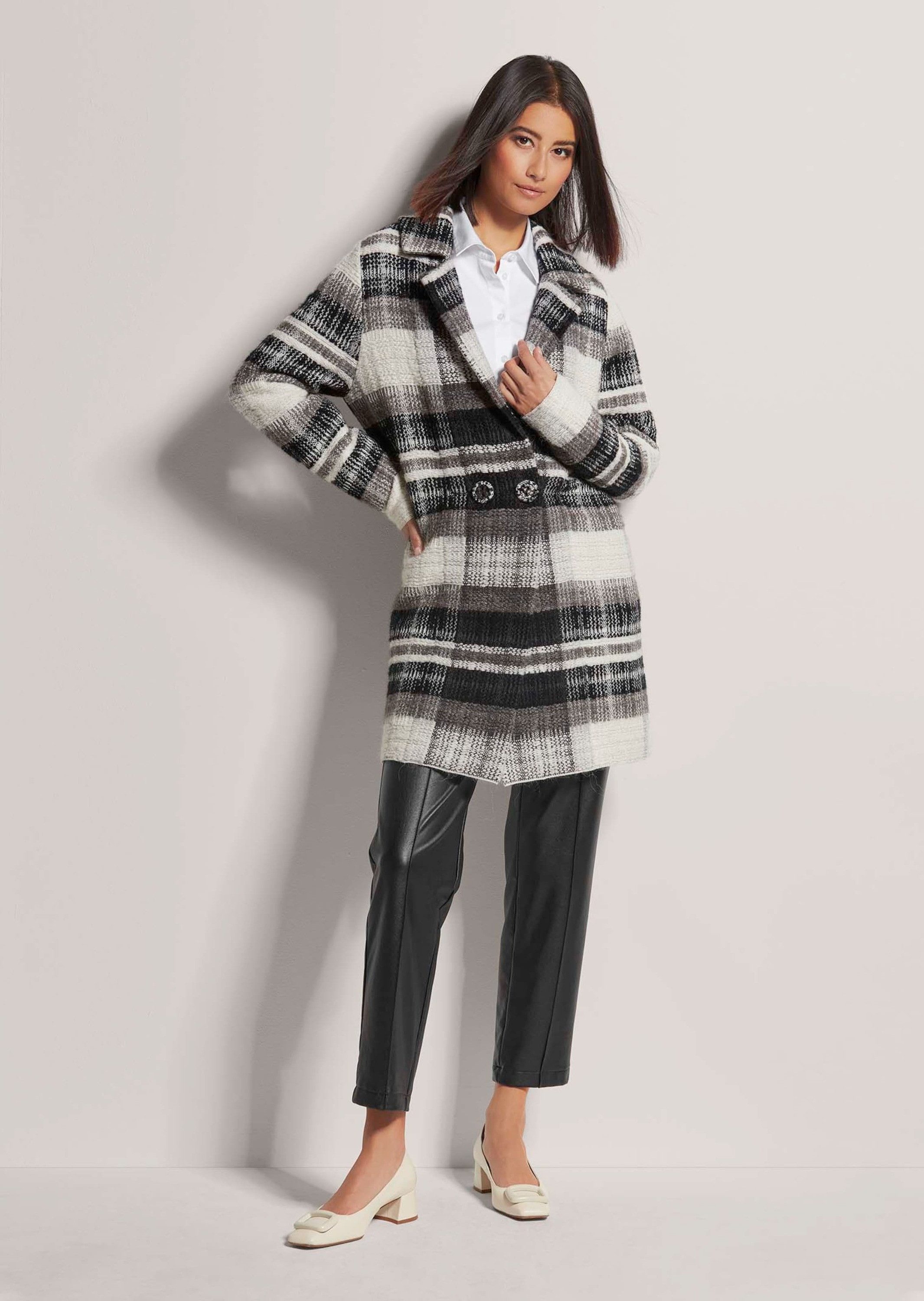 MADELEINE Strickjacke Dünner Mantel aus italienischem Garn Karo-Mantel mit Reverskragen, zweireihig