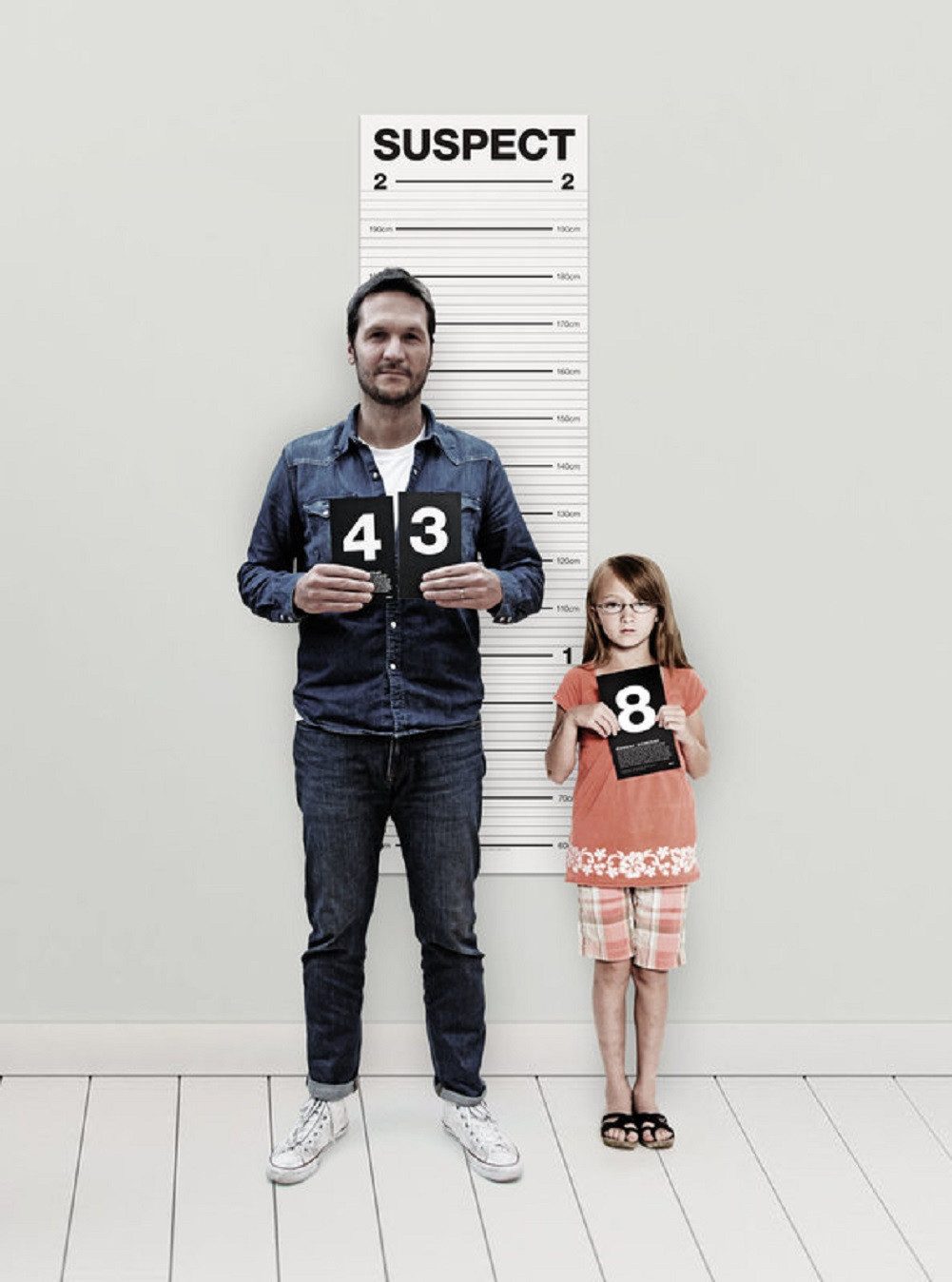 SuckUK Messlatte Mugshot (für Gangster Fotos, 11-tlg., 1 Papierposter, 10 Zahlenkarten), Poster Nummernkarten Sträfling