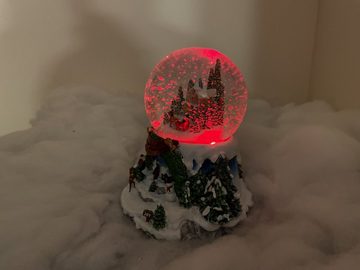 e4fun Weihnachtsdorf Schneekugel mit LED Beleuchtung, Musik und Schneefall