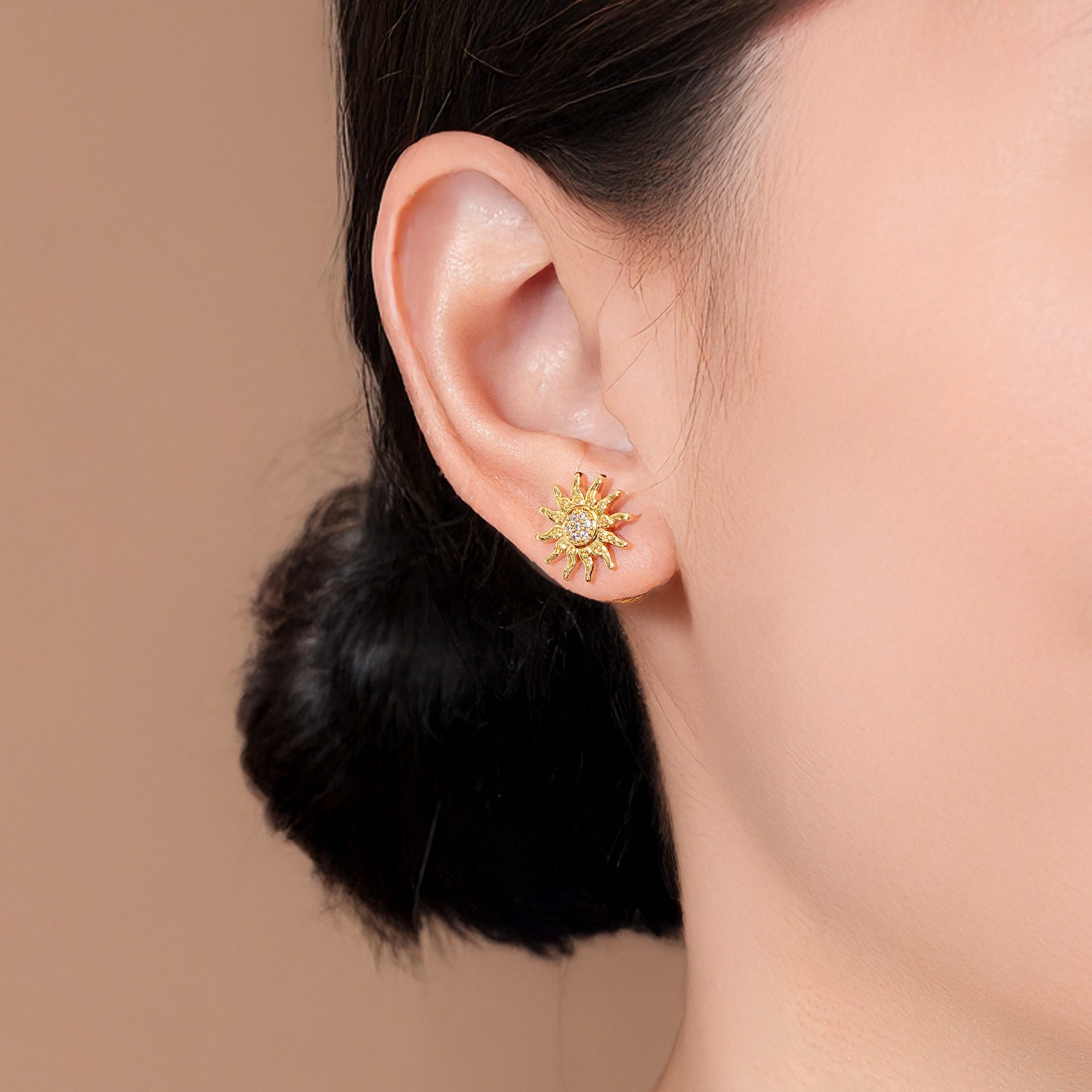 Seinerzeit FLORA & FAUNA Paar Ohrstecker Sol Gold Sonnen Ohrringe, Schmuck aus 925 Sterling Silber (Von der Magie der Träume und der Fantasie inspirierter Ohrschmuck für Damen mit liebevoll gestaltetem, märchenhaftem Motiv – ein besonderer Begleiter im Alltag und zu besonderen Anlässen, inkl. Geschenkverpackung für Frauen ob Freundin, Mutter, Ehefrau, Oma), vergoldet und Zirkonia-Steinen