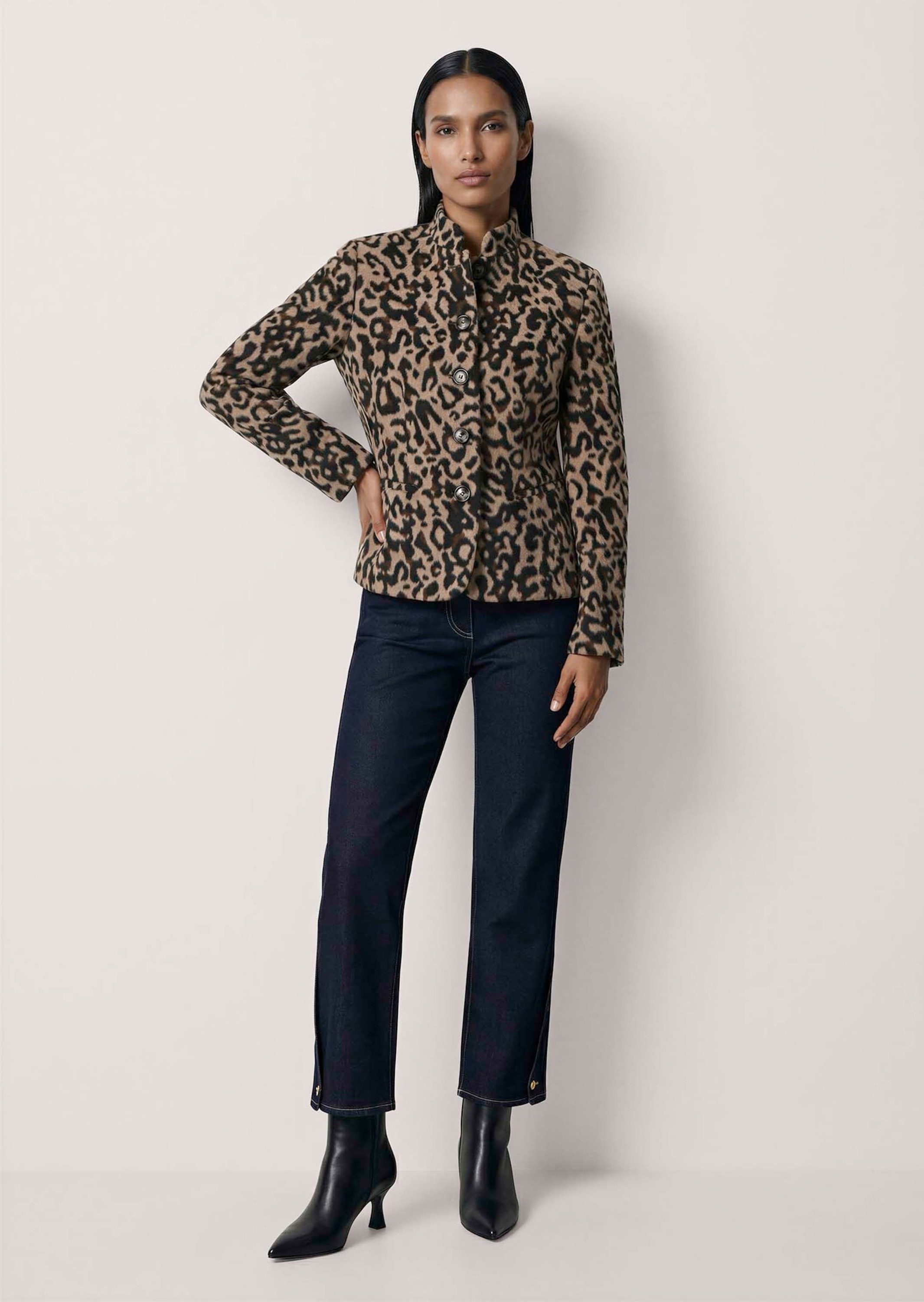 MADELEINE Kurzblazer Jacquard-Blazer im Leo-Muster Einreiher mit Stehkragen, Ärmelschlitz & Cord-Detail innen