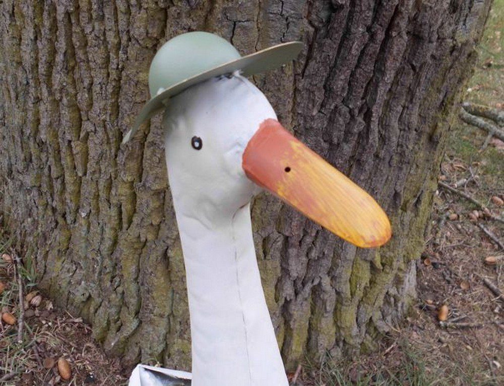 Deko-Impression Dekofigur Große Ente mit Gartendekoration 59 St) grün-weiß-gelb Eisen Hut (1 cm