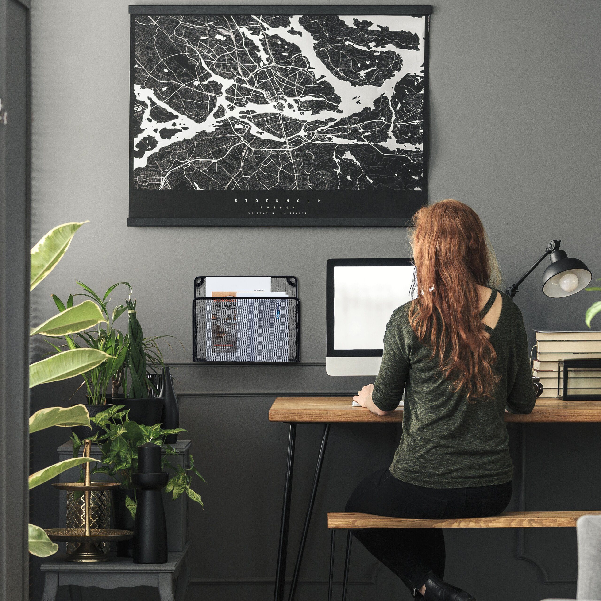 relaxdays Zeitungsständer Zeitschriftenhalter Wand, schwarz
