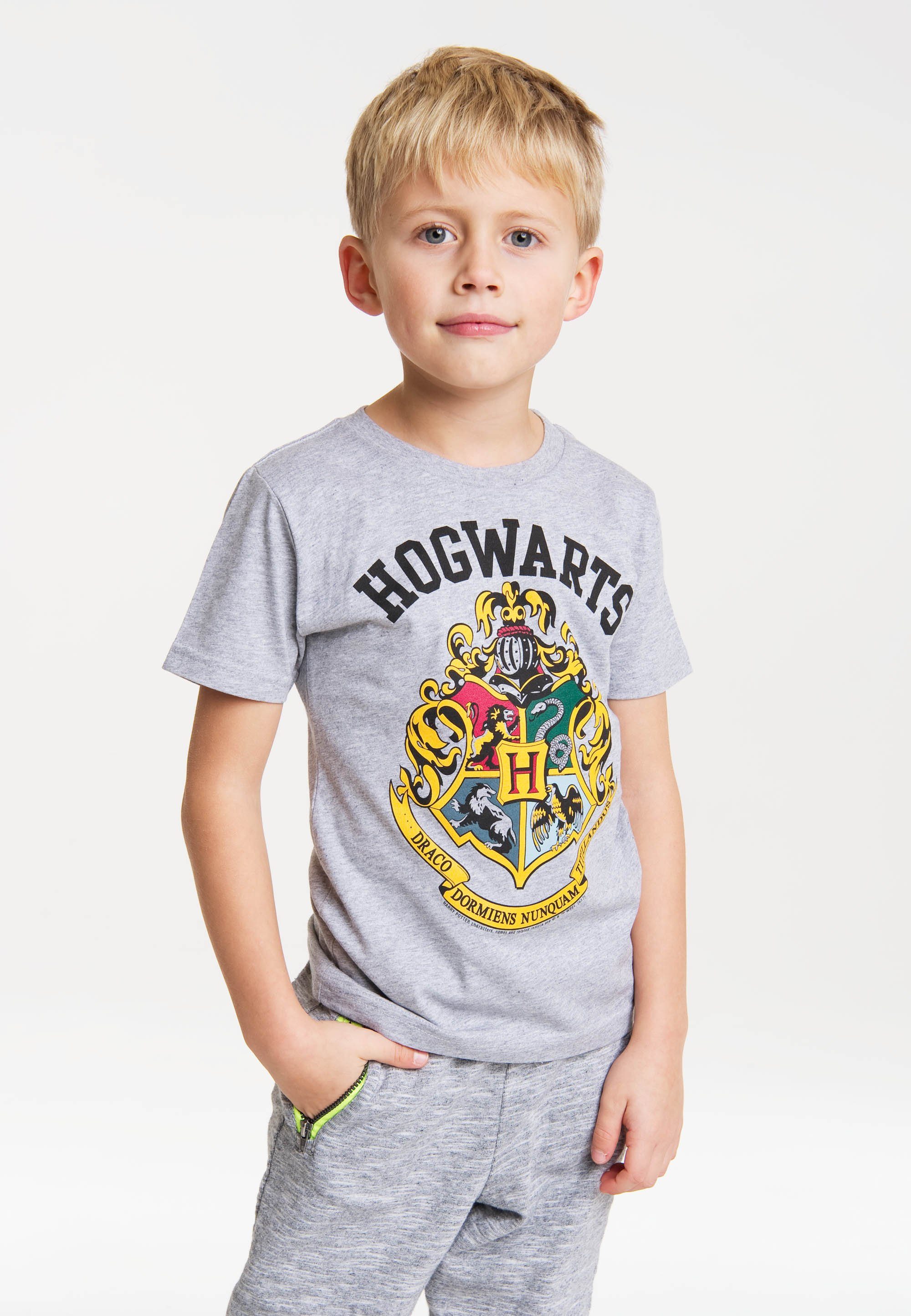 LOGOSHIRT T-Shirt Hogwarts lässigem mit Frontprint