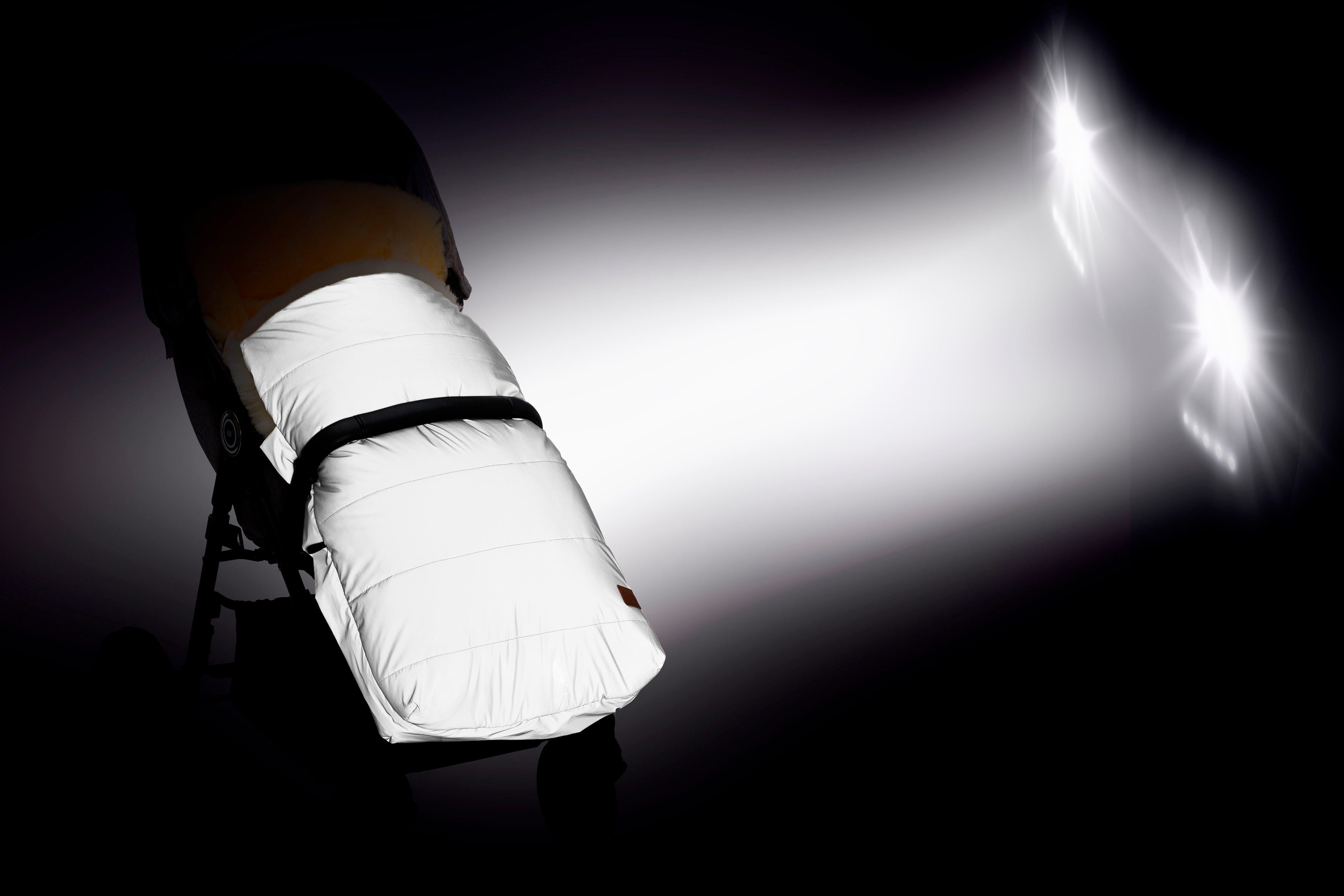 Fillikid Fußsack Bernina Reflect, Lammfell schwarz, Winterfußsack, Außenmaterial aus komplett reflektierendem Stoff