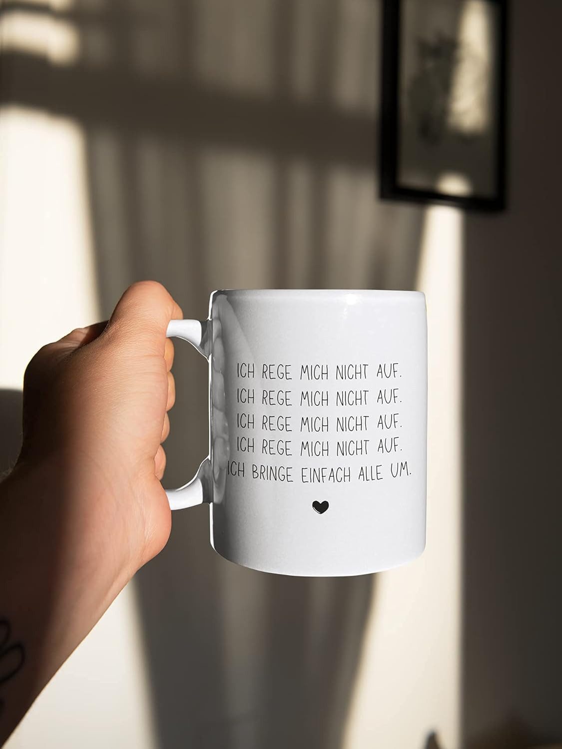 Geschenkehöhle Tasse Hochwertiger Kaffeebecher weiß mit Spruch "Ich rege mich nicht auf", 330 ml Fassungsvermögen ideal für Kaffee, Tee oder andere Heißgetränke