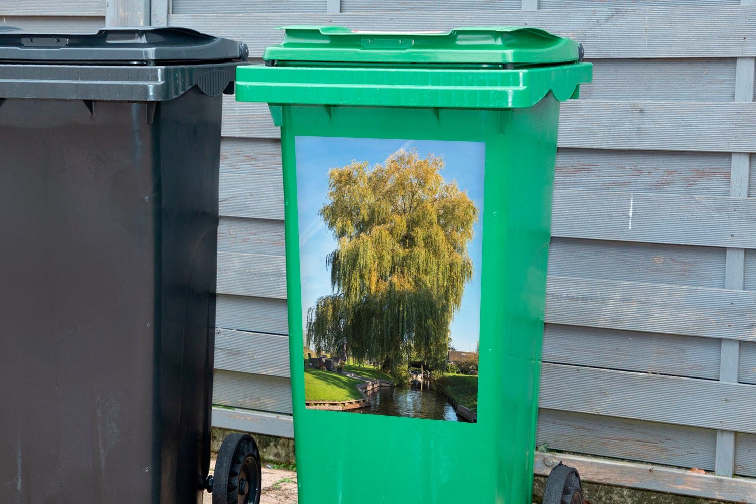 MuchoWow Wandsticker Wasser - Abfalbehälter Baum Mülltonne, - Container, Sticker, Giethoorn St), (1 Mülleimer-aufkleber