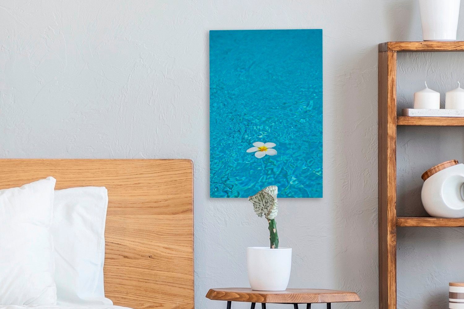 bespannt hellblauen in Plumeria-Blüte 20x30 (1 OneMillionCanvasses® Pool, cm fertig einem Zackenaufhänger, inkl. Leinwandbild Gemälde, Leinwandbild St),